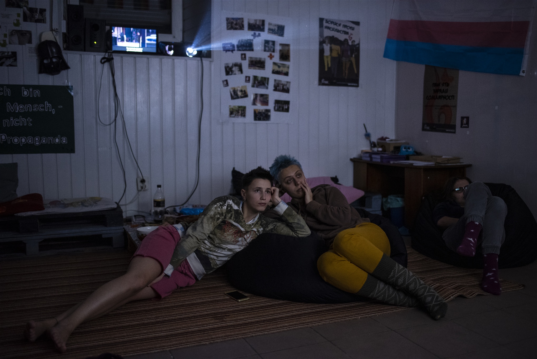 Ett tjugotal kvinnor träffas regelbundet i källarlokalen i Tjernivtsi.