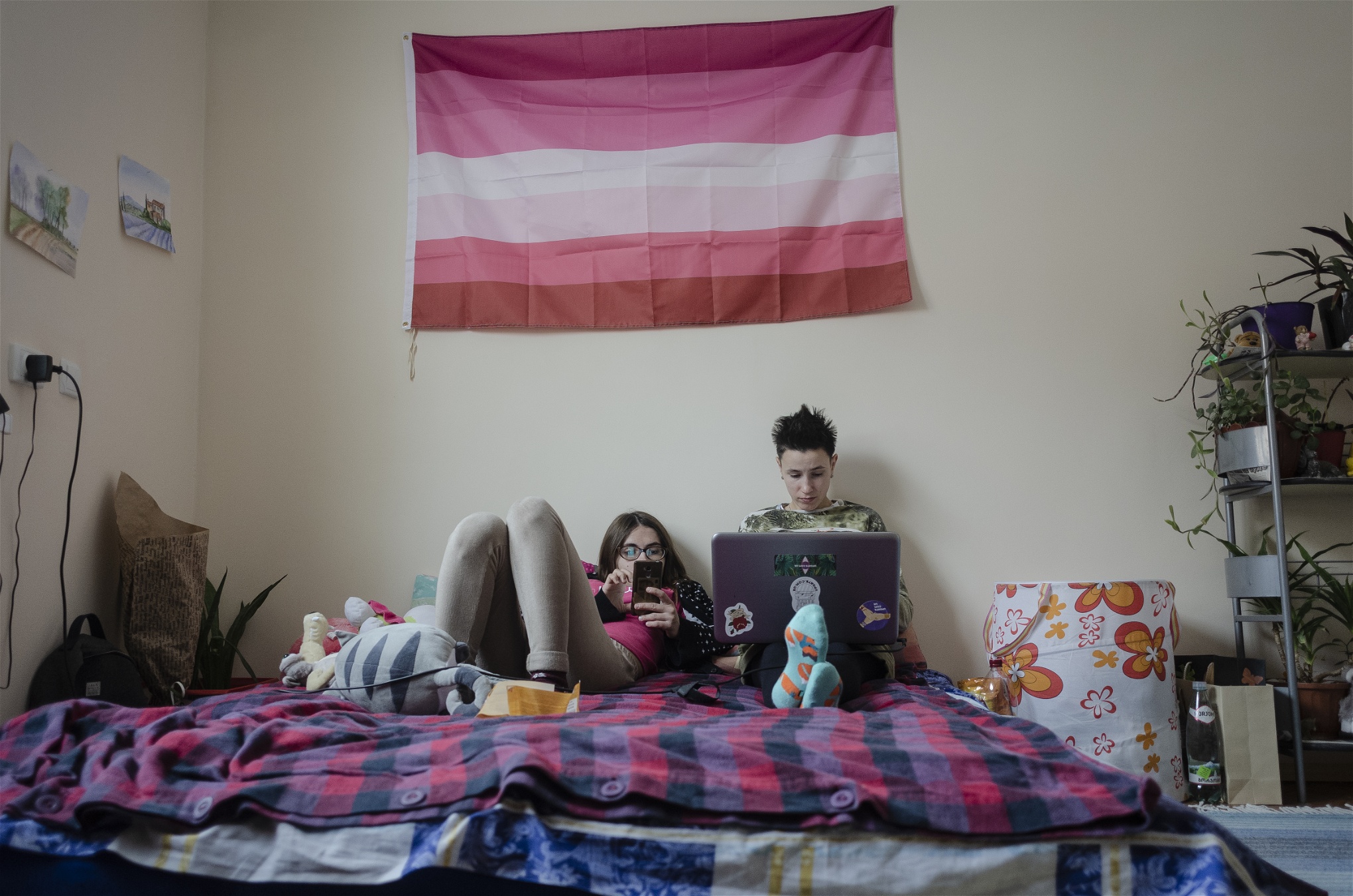 Olena och Tatiana i hennes säng under den lesbiska flaggan. 