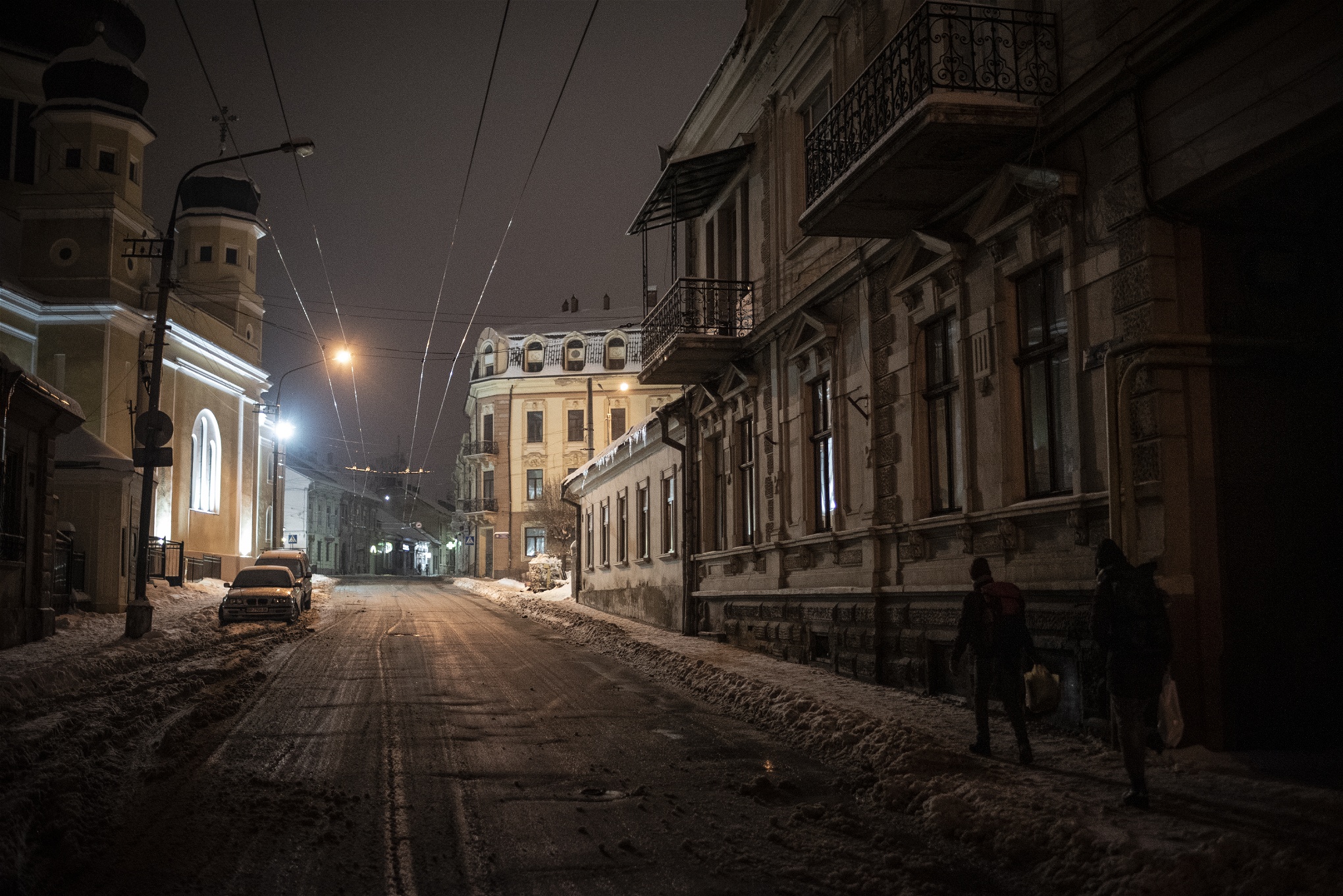 Olena och Tatiana går hem längs de snötyngda gatorna i Tjernivtsi. 