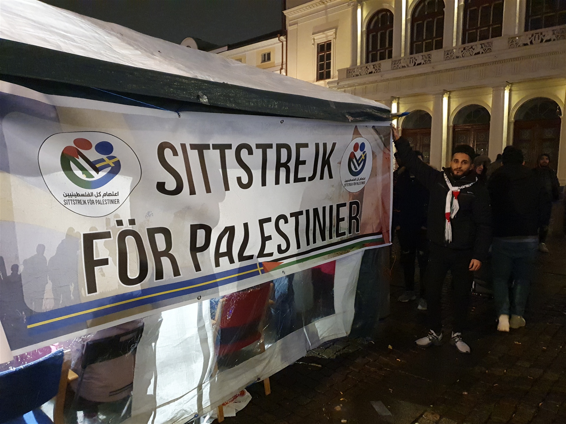 I tältet sittstrejkar palestinier från Västbanken, Libanon, Syrien, Irak, Kuwait och flera andra länder.