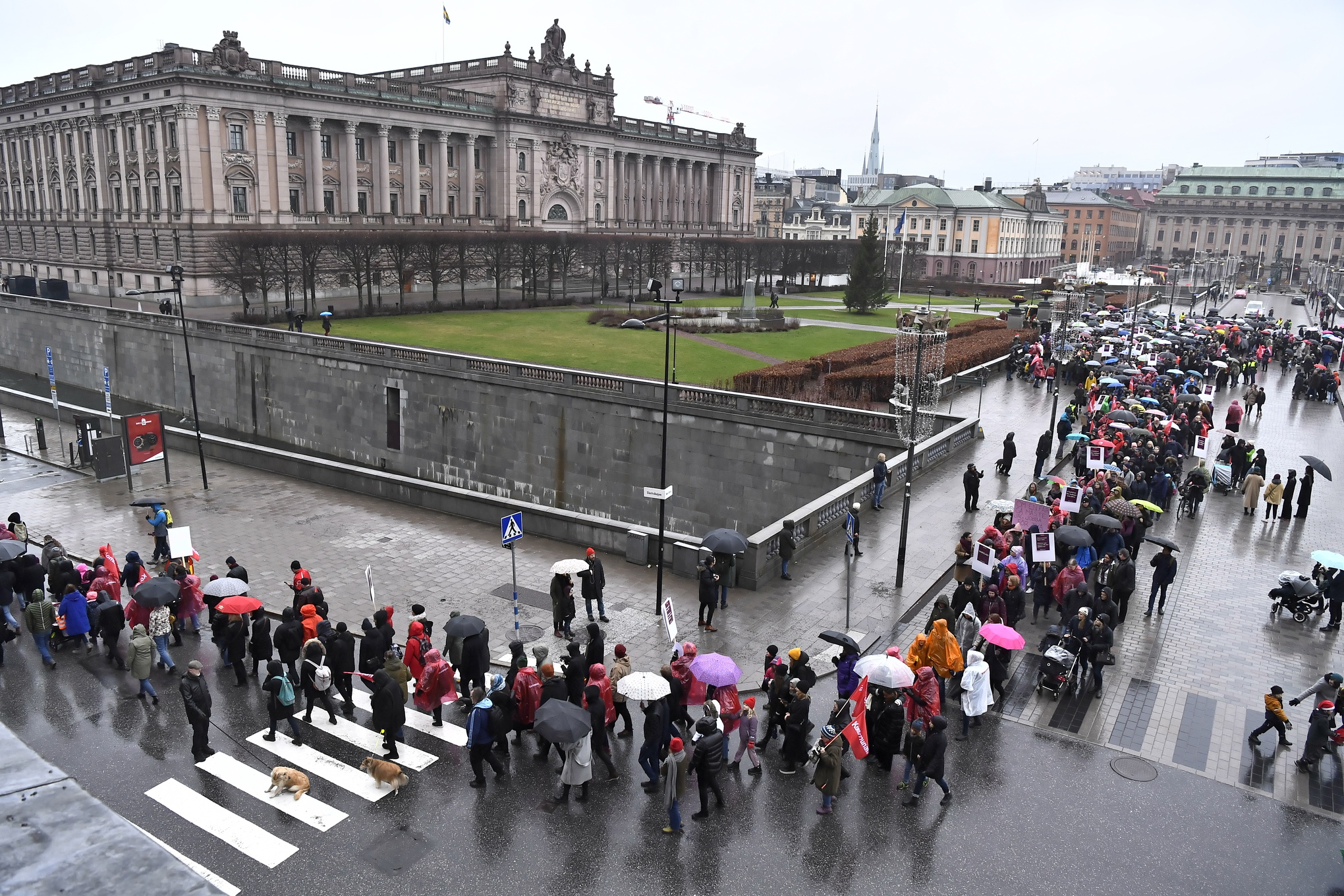 Sjukvårdspersonal demonstrerade i Stockholm den 14 december i protest mot den senaste tidens beslut och varsel inom sjukvården. 