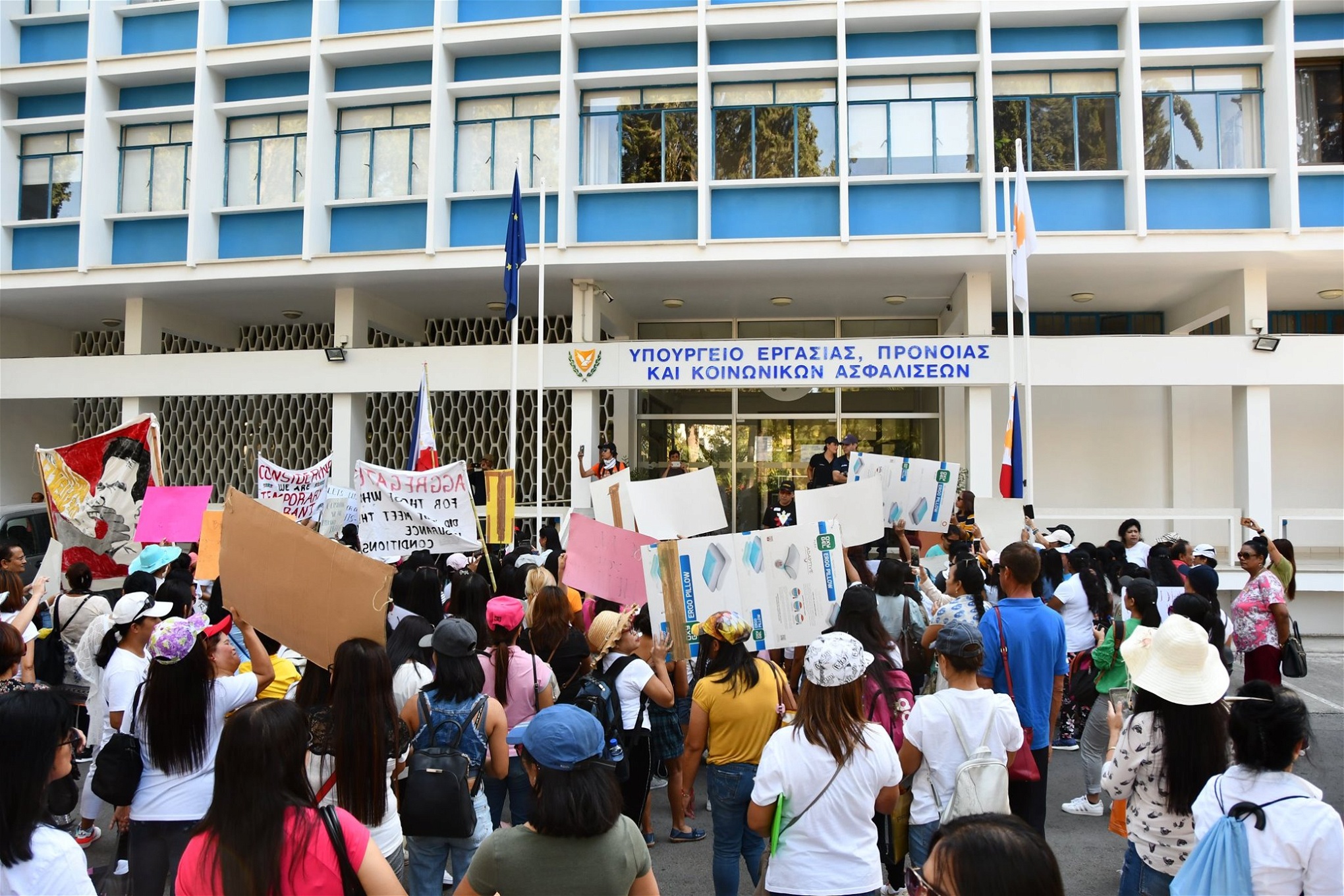 Migrantarbetare protesterar utanför arbetsmarknadsdepartementet i Nicosia den 13 oktober 2019 för rätten till pension och socialförsäkring.