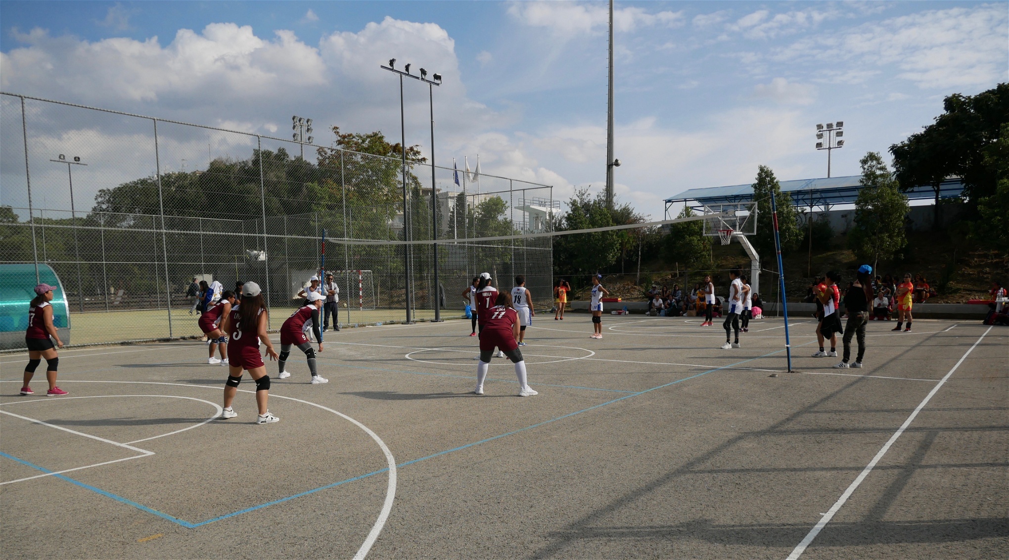 Volleyballmatch utanför en grundskola i centrala Nicosia. Ett tiotal lag med migrantarbetare från Filippinerna deltar i ligan.