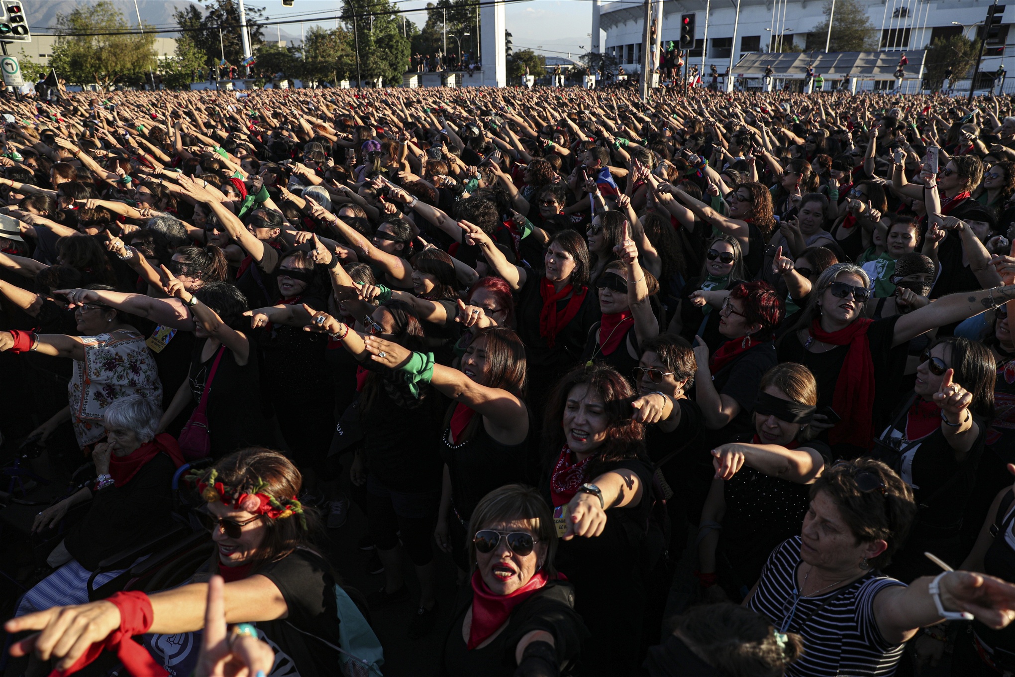 10 00 kvinnor framför kampsången Un violador en tu camino framför chilenska nationalstadion.