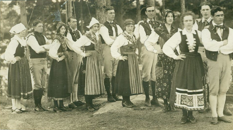 Folkdanslaget Skäran i socialismens tjänst.