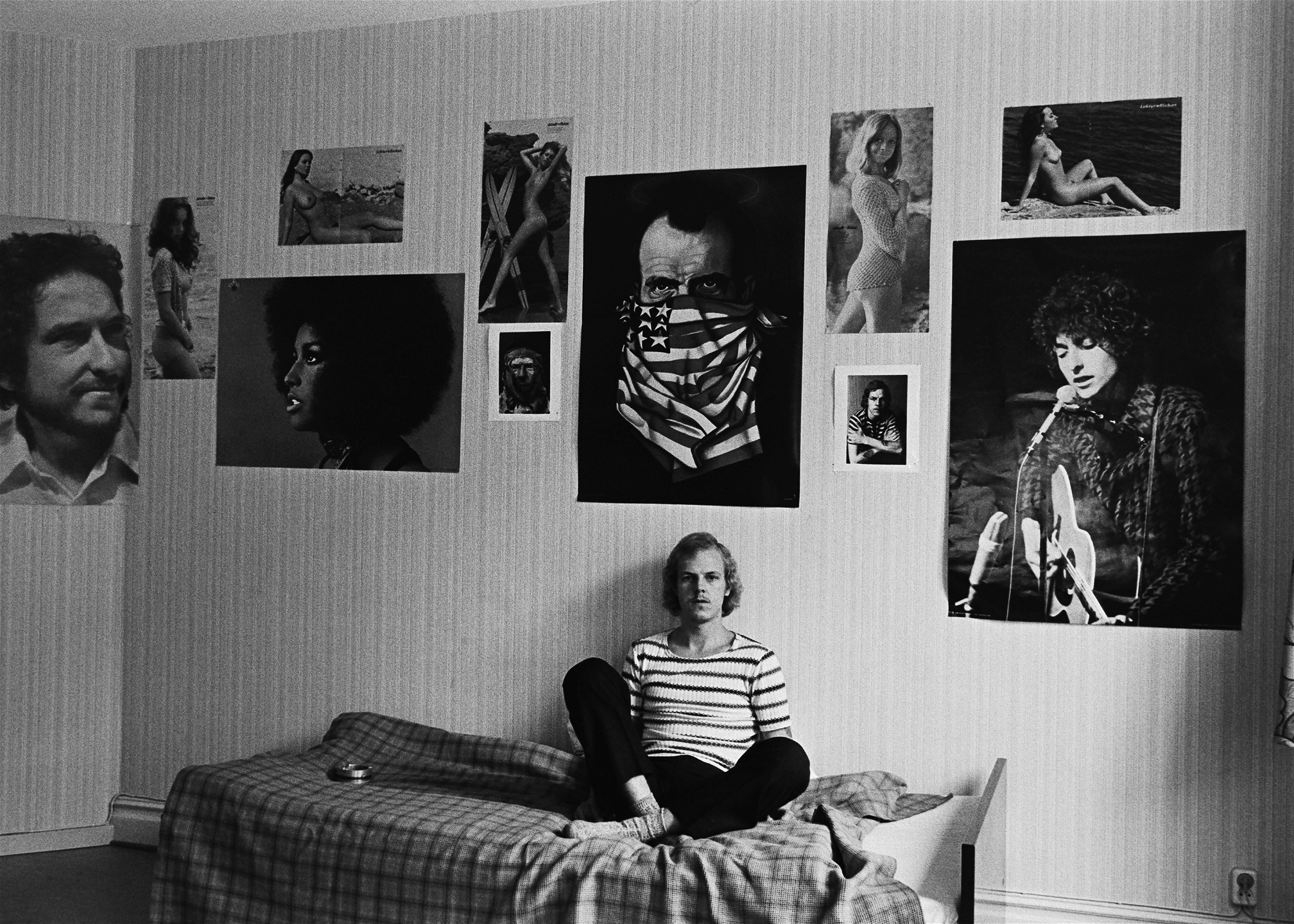 Bo Nilsson, 23 år, sprutmålare, i sitt hem