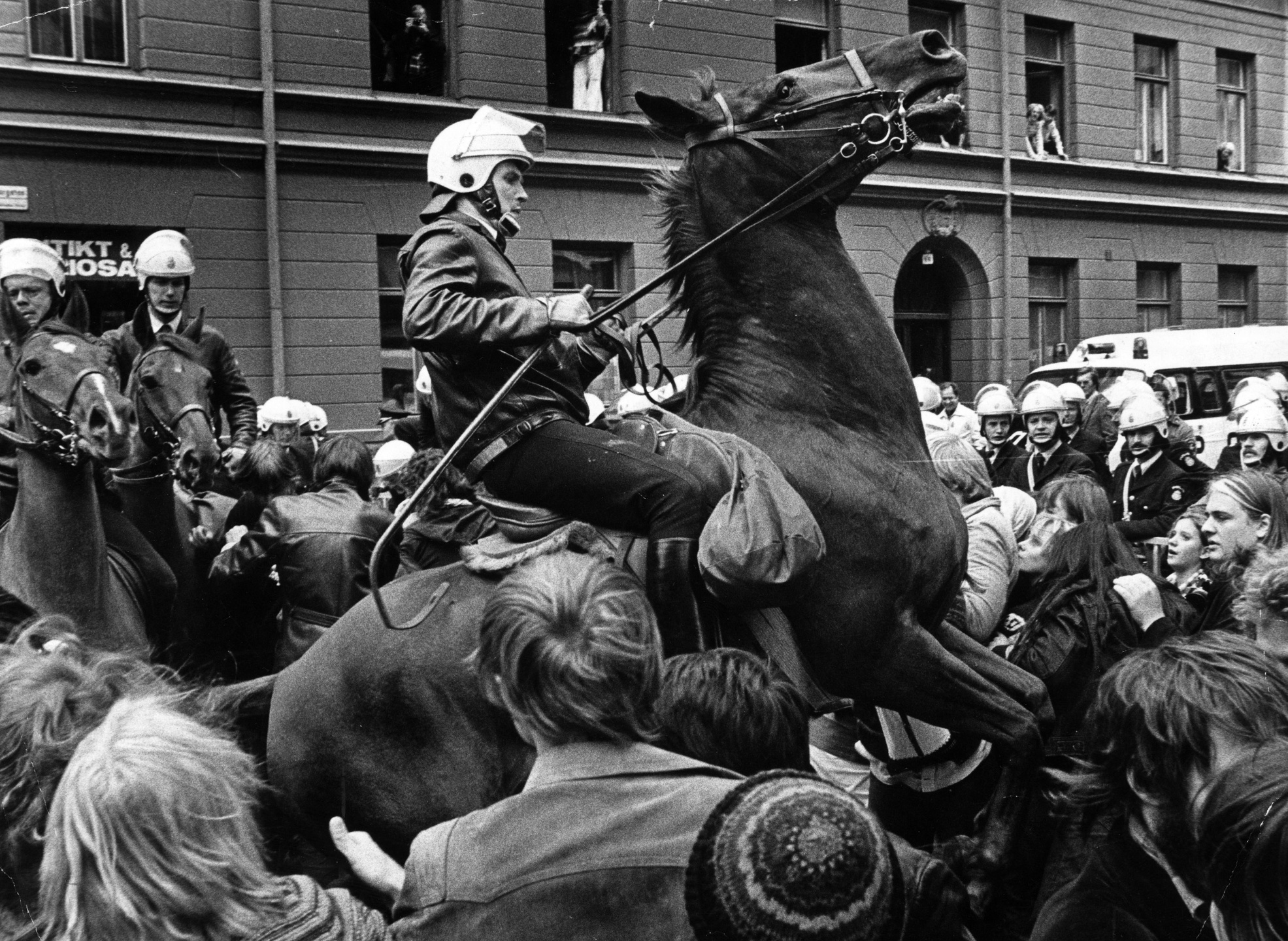 Polisaktionen mot ockupanterna i frikvarteret Mullvaden på Krukmakargatan 1978. De som varit på sina arbeten under dagen hindras från att komma in i husen. Två dagar senare stormas husen och ockupationen är över.