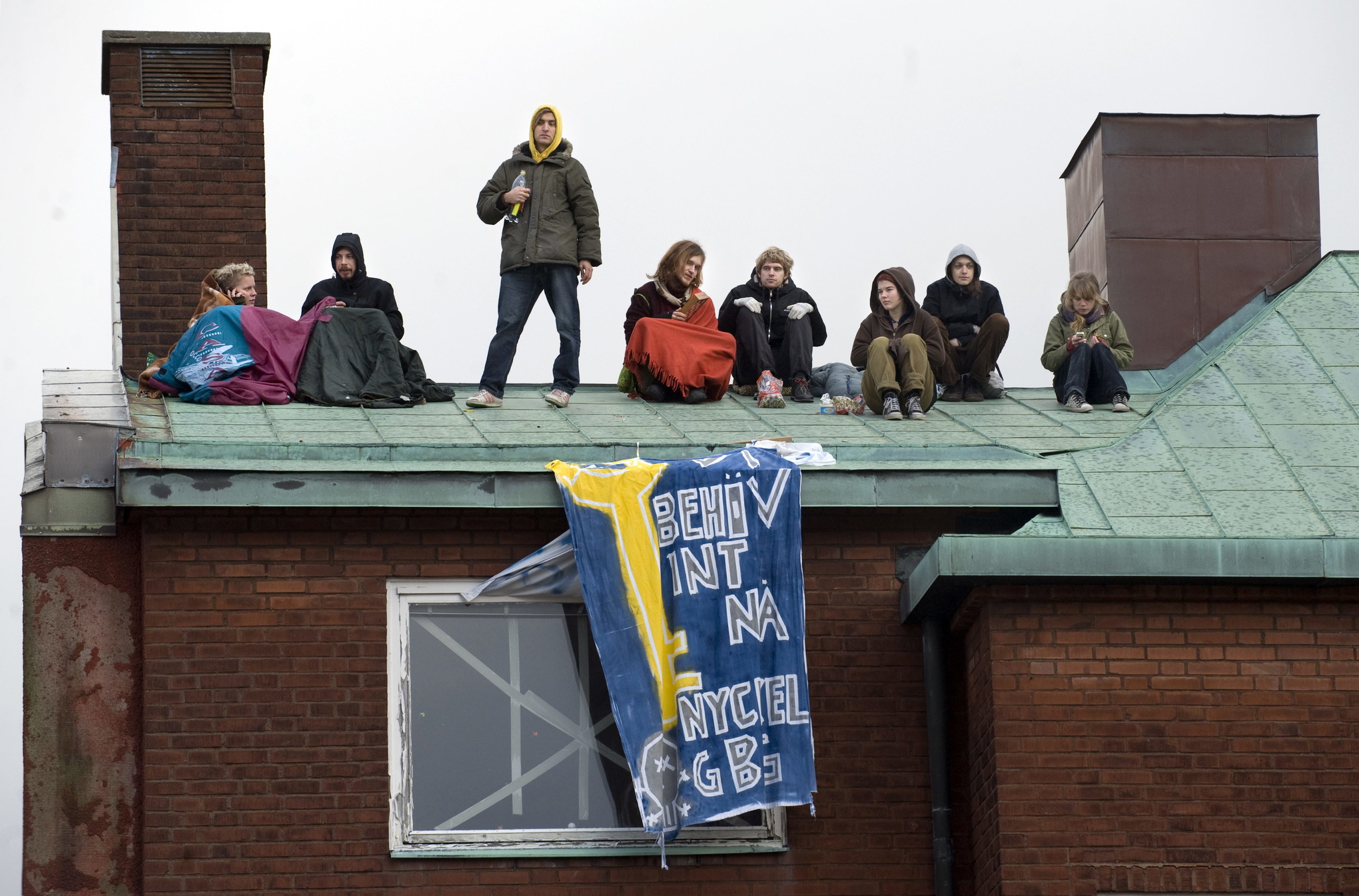 Polisen håller på att avhysa de husockupanter som huserar i ett tvåvåningshus på Holländareplatsen i Göteborg 2008.