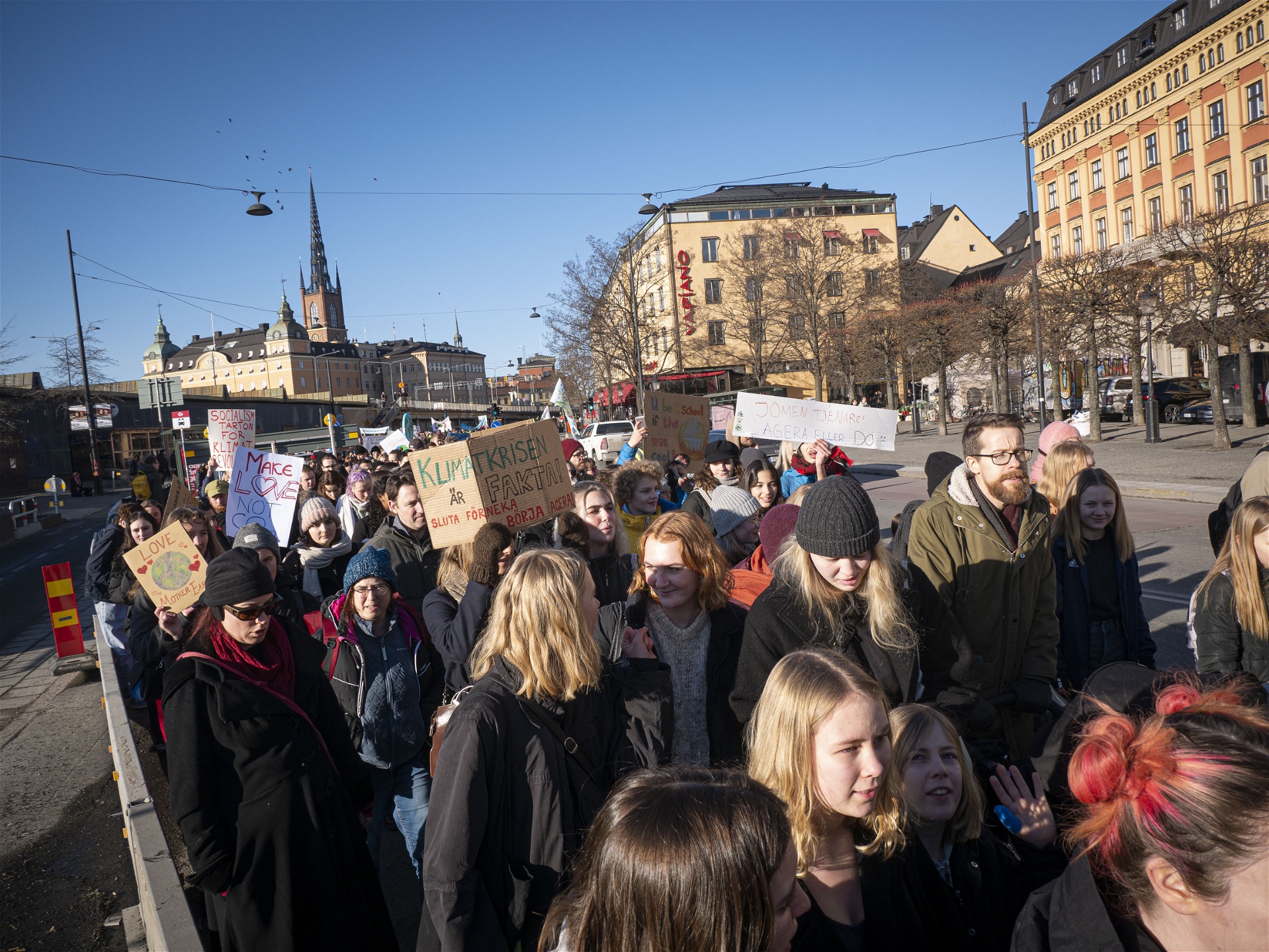Tusentals klimatdemonstranter gick från Mynttorget till Medborgarplatsen i Stockholm.