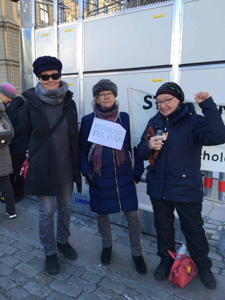 Från vänster: Cristine Bertlin, Ylla Bertling och Elisabeth Dahlerus Dahlin från Psykologists for future, på Mynttorget.
