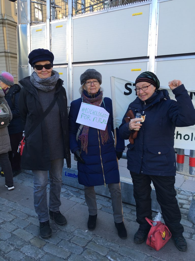 Från vänster: Cristine Bertlin, Ylla Bertling och Elisabeth Dahlerus Dahlin från Psykologists for future, på Mynttorget.