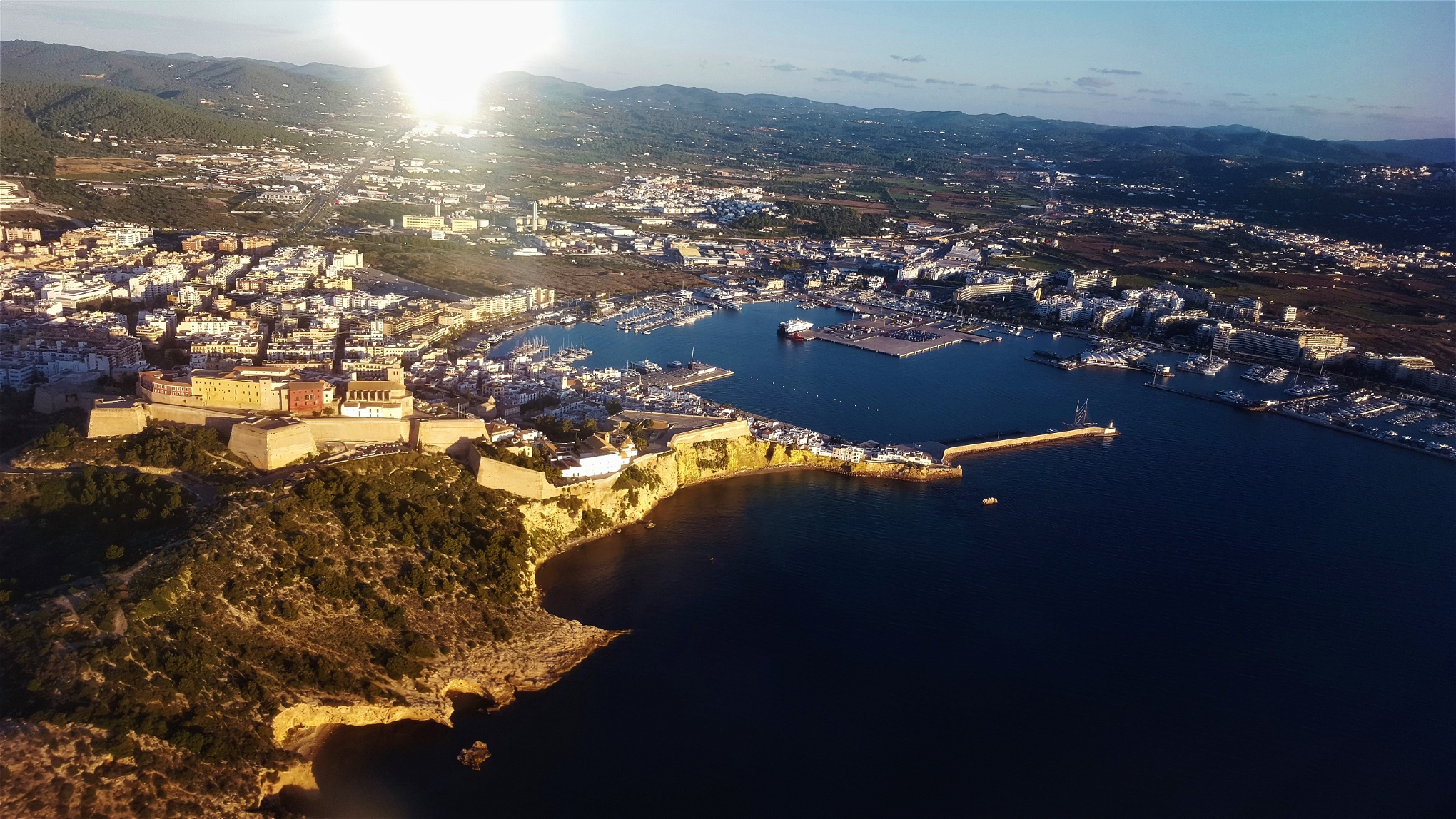 Ibiza består av öarna Ibiza och Formentera. På Ibiza finns ingen begränsning för hur mycket som kan byggas, så i stort sett hela ön är bebyggd, vilket ger en popcorn-effekt.