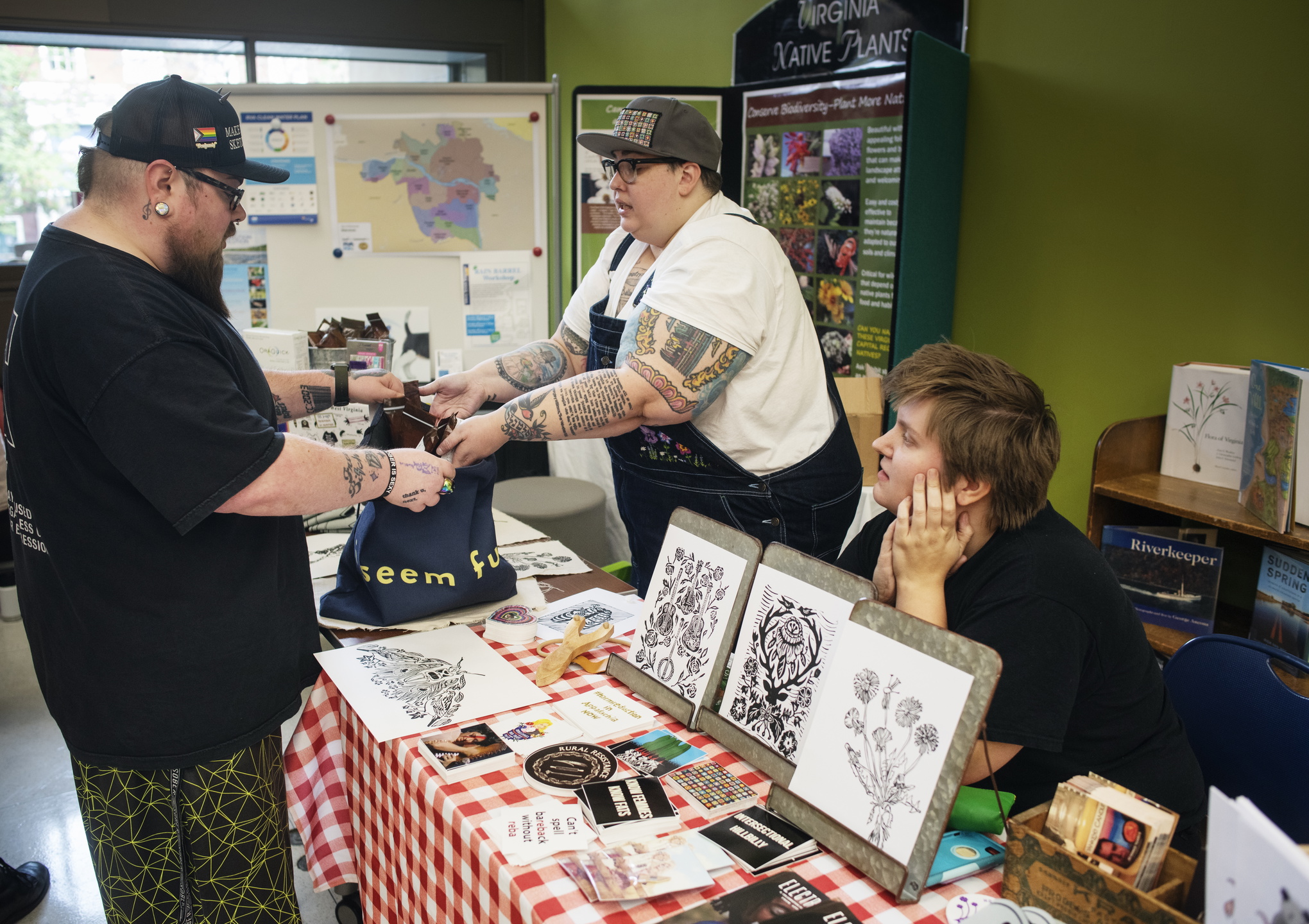 På zinefestivalen på biblioteket i Richmond kommer många av Queer Appalachias instagramföljare förbi bordet för att hälsa. Mamone ger Kevin, som arbetar med rehabiliteringsstöd flera paket med Narcan som donerats till organisationen.