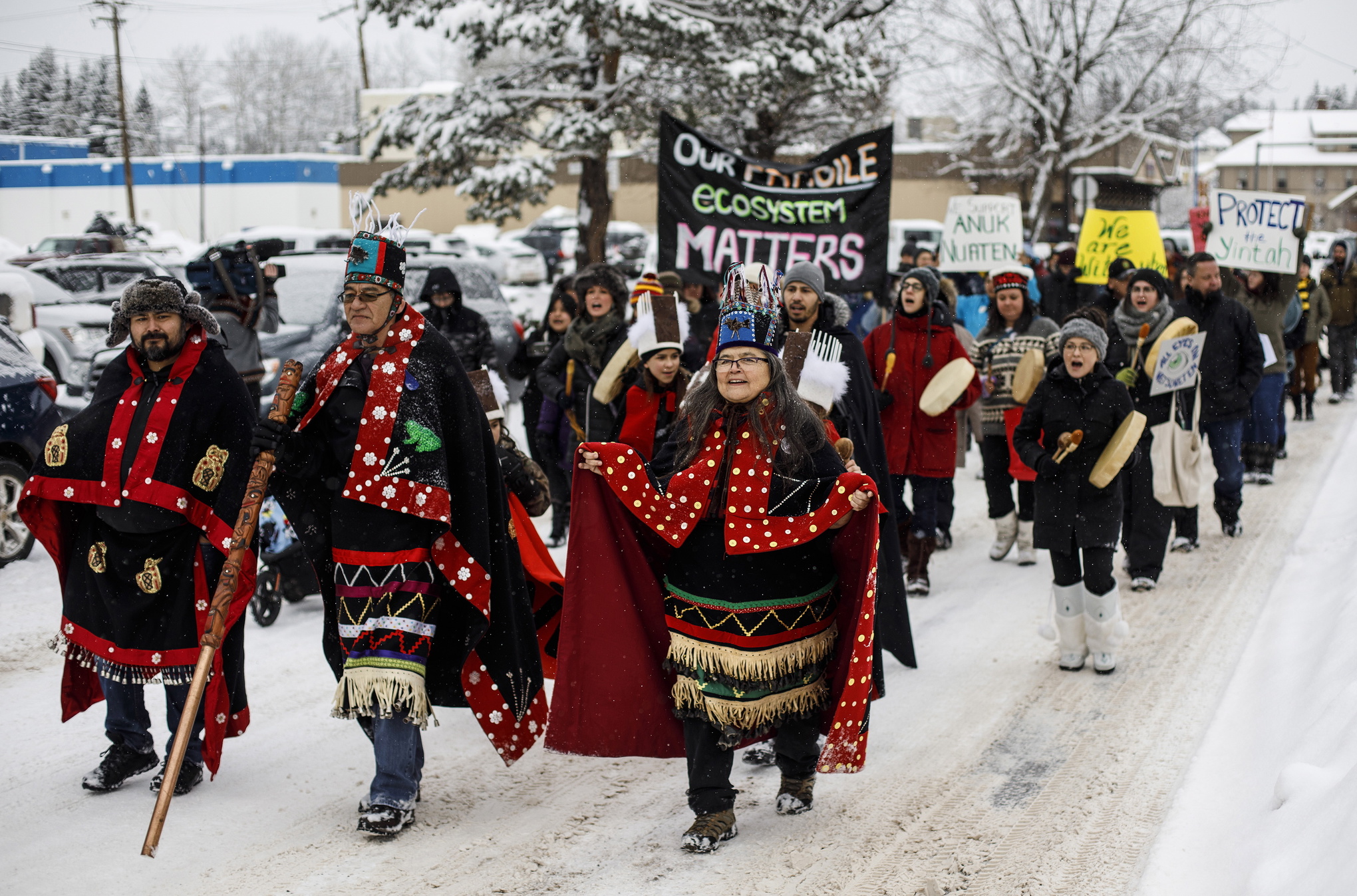 Wet'suwet'en Hereditary Chiefs från vänster: Rob Alfred, John Ridsdale, och Antoinette Austin, deltar i en demonstration mot gasledningen.  