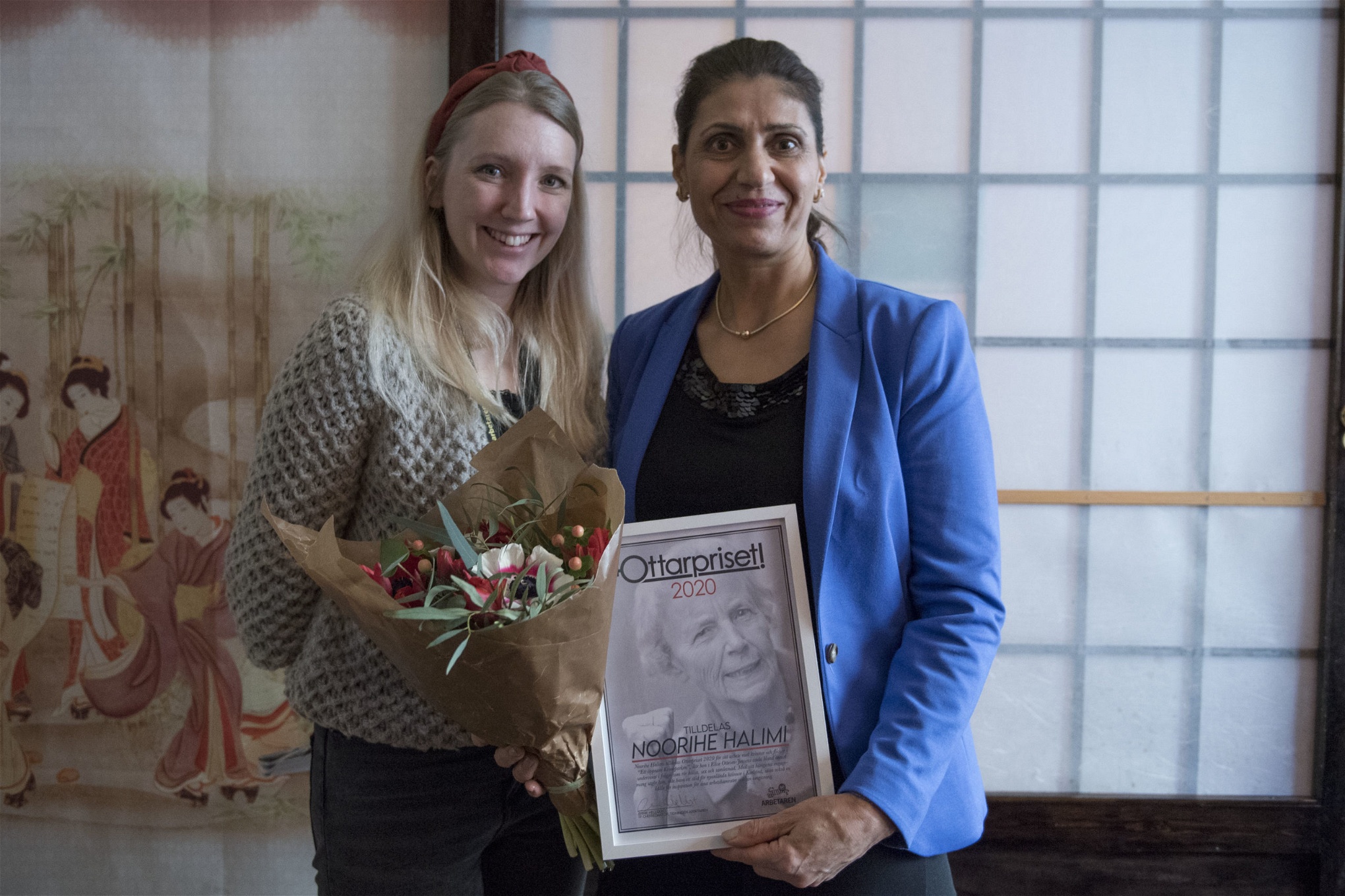 Noorihe Halimi tar emot Ottarpriset av Arbetarens chefredaktör Annie Hellquist.