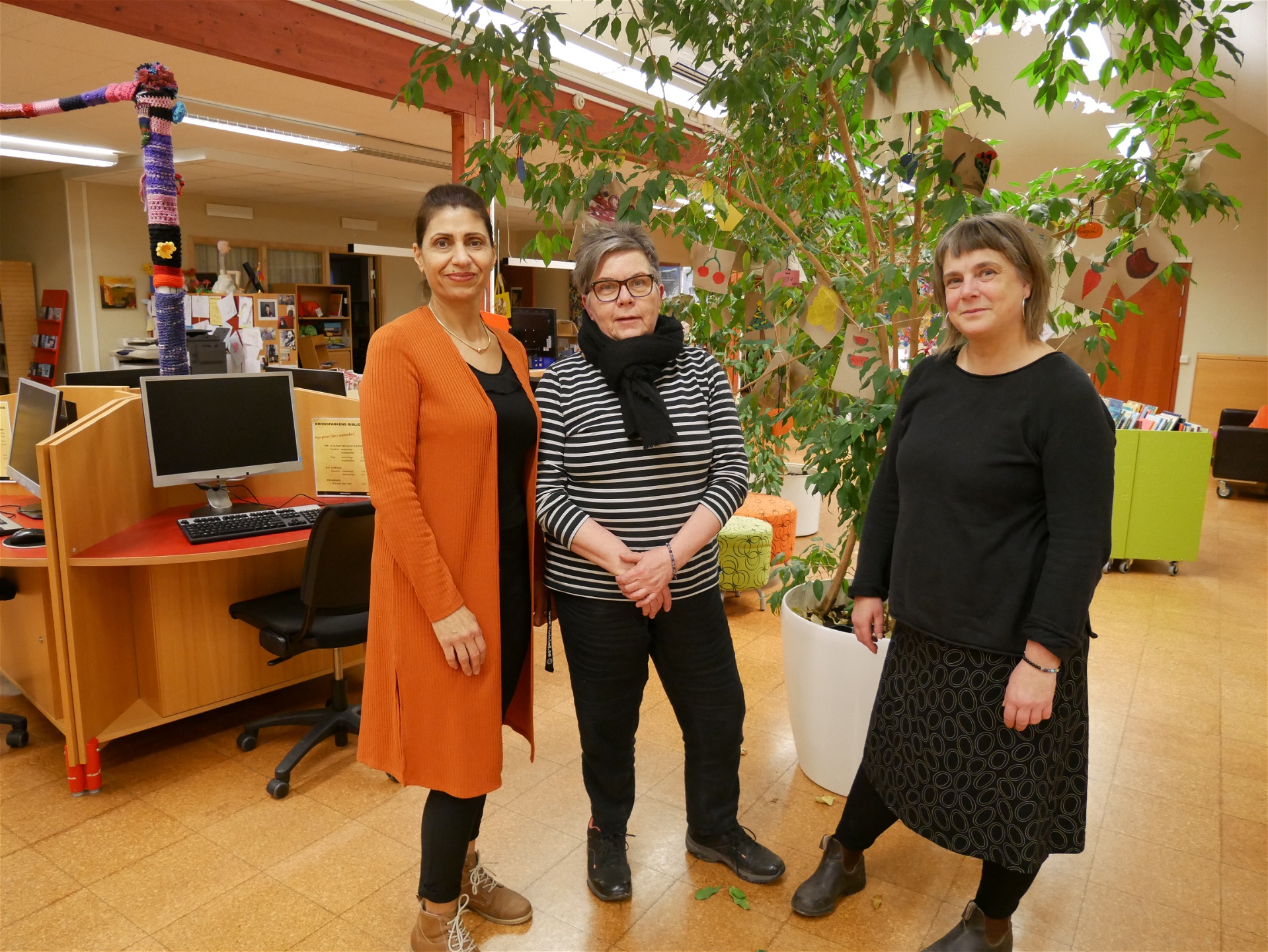 Noorihe Halimi på biblioteket i Kronoparken där hon har sitt kontor. Här till­sammans med kollegorna Ewa Lena Eriksson (i mitten) och Ann Skagerling (t h).