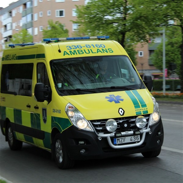 Ambulans på en stadsgata.