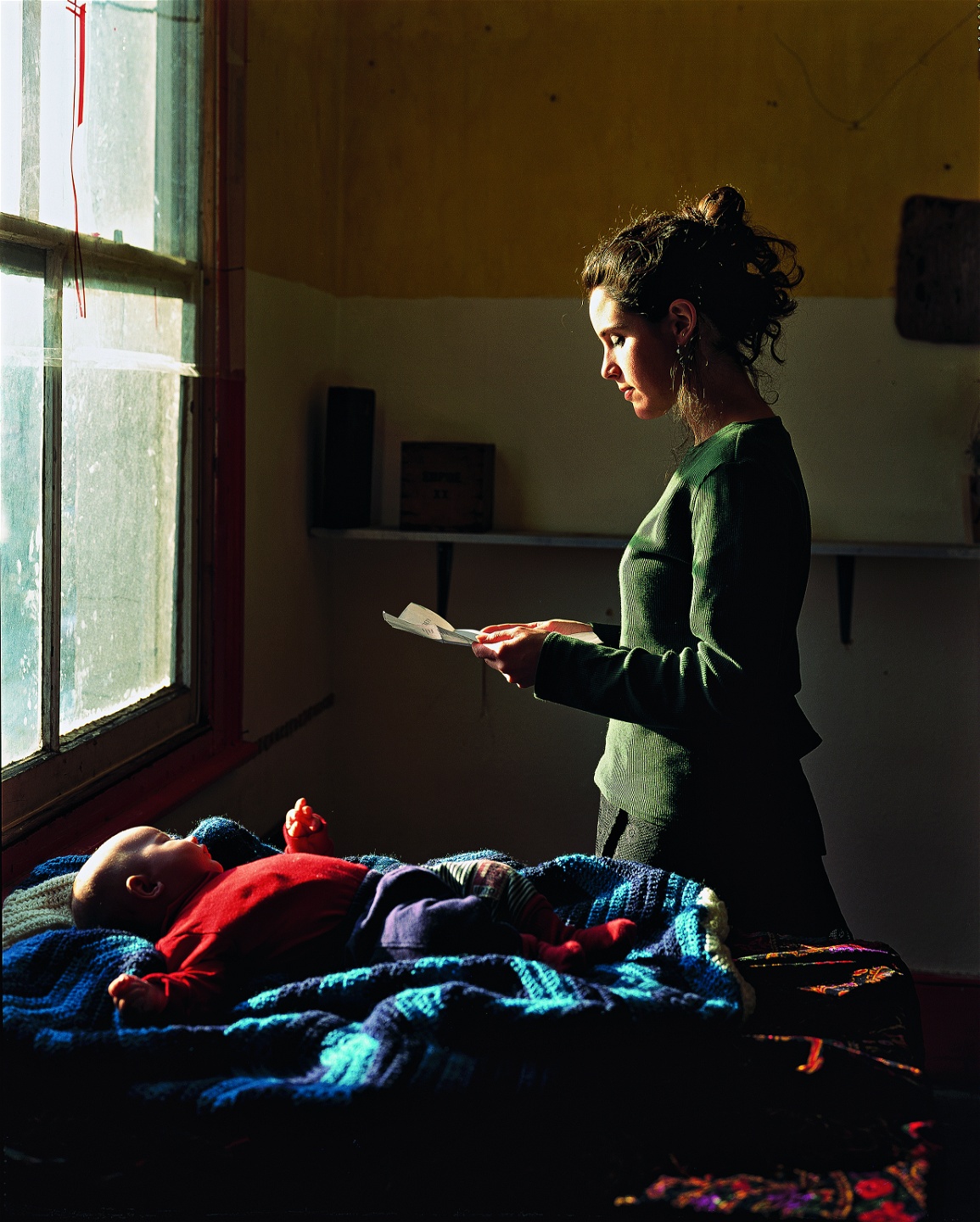 Tom Hunter: Kvinna som läser ett beslut om vräkning, 1998.