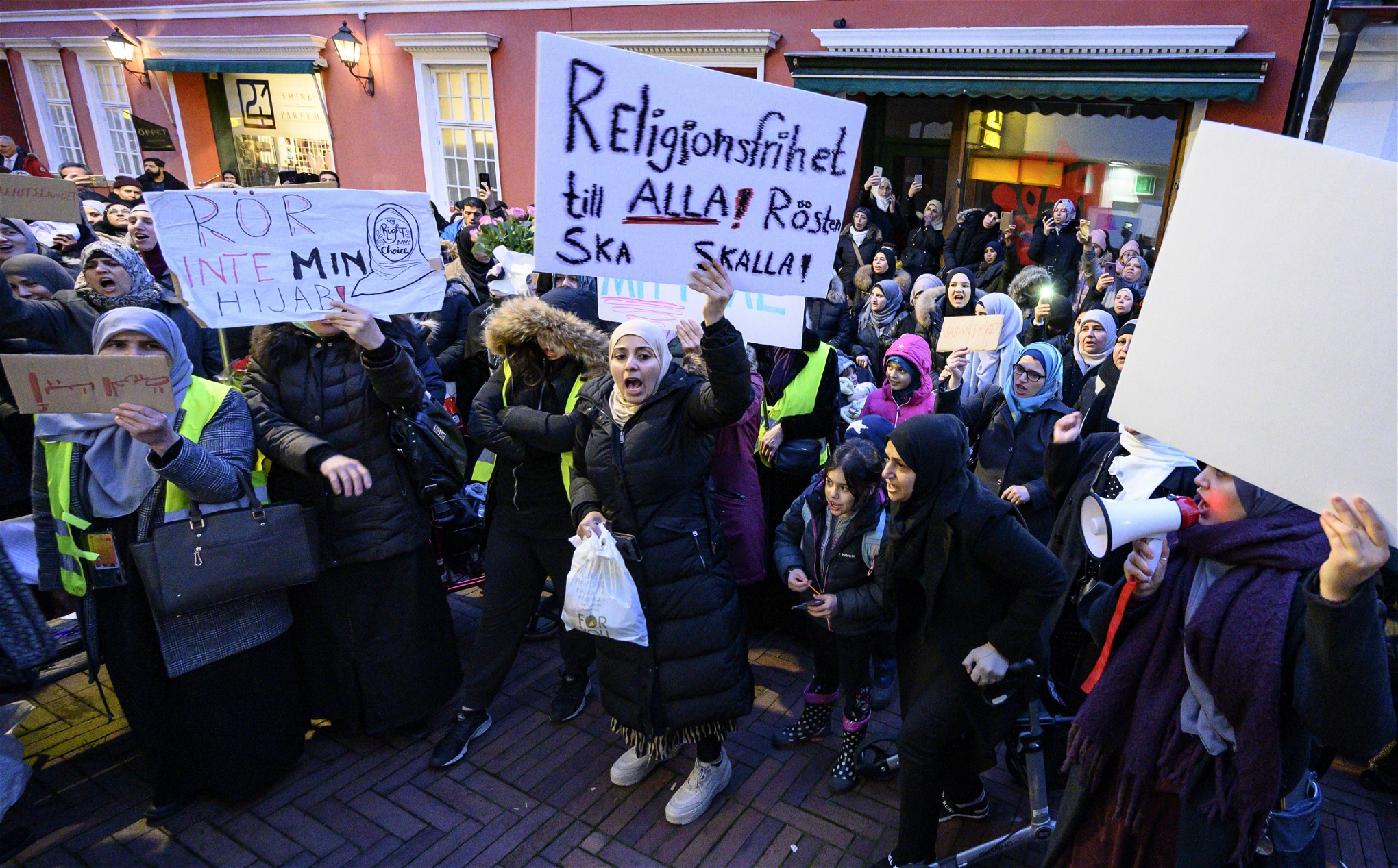 Den 13 januari i år genomfördes en stillastående demonstration utanför kommunhuset i Skurup med anledning av det slöjförbud i skolan som kommunen beslutat om. Ett flertal organisationer stod bakom manifestationen. 