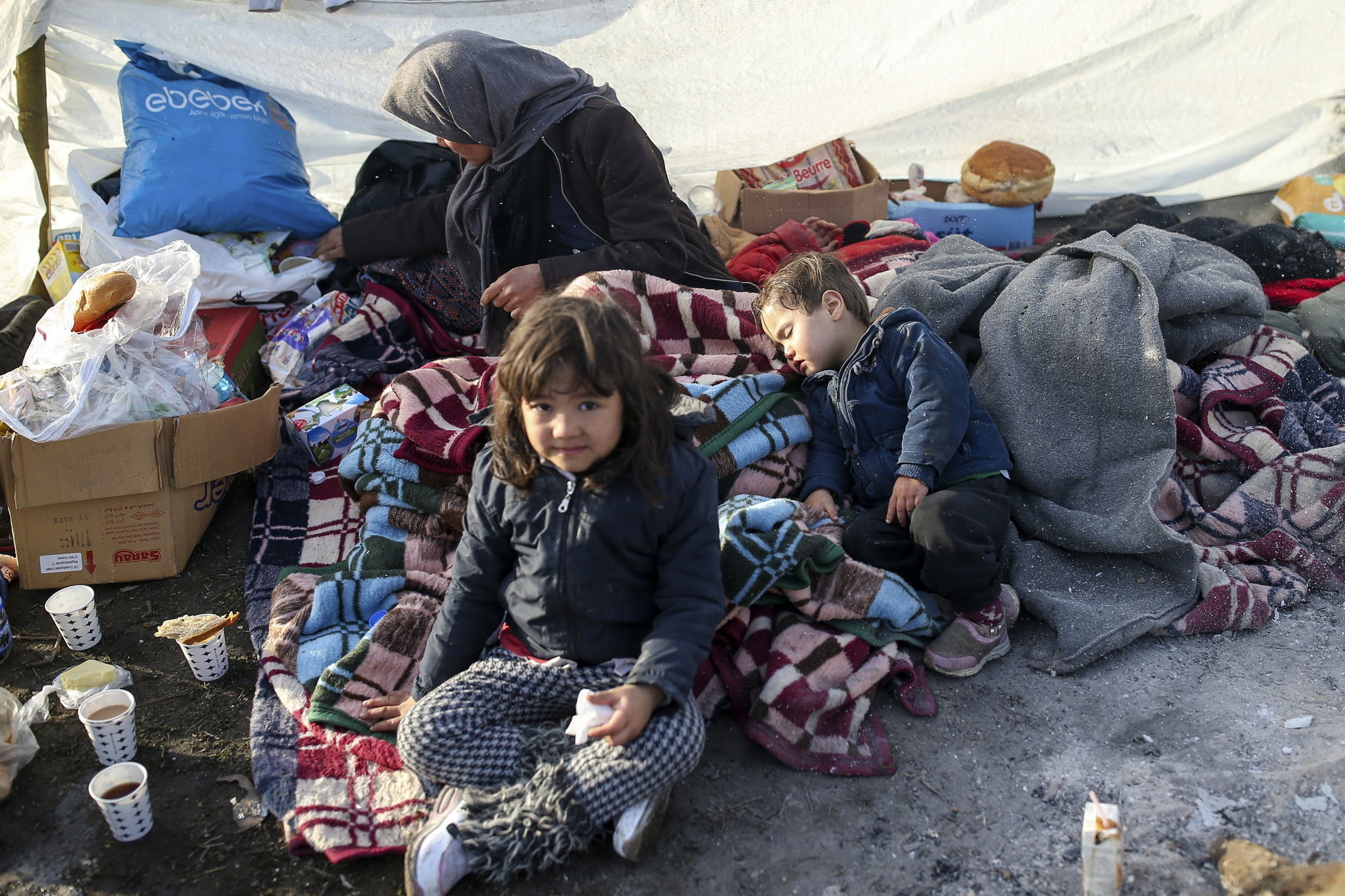 Många barnfamiljer är fast vid den grekisk-turkiska gränsen längs med Evros-sjön nära den turkiska staden Edirne.