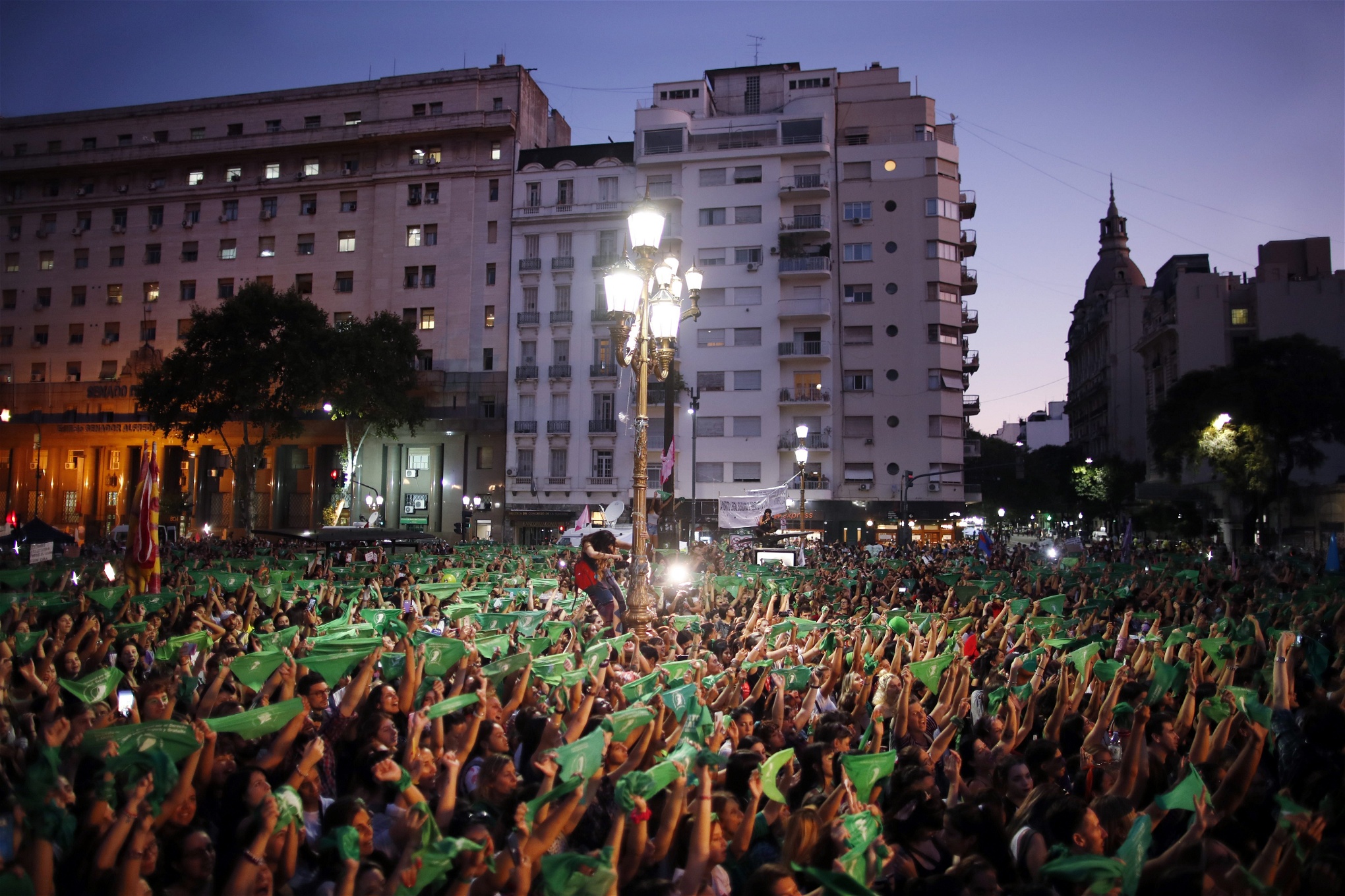 Tusentals demonstrerade i Argentinas huvudstad Buenos Aires den 19 februari för rätten till abort. Den gröna sjalen har blivit en symbol i kampen. 