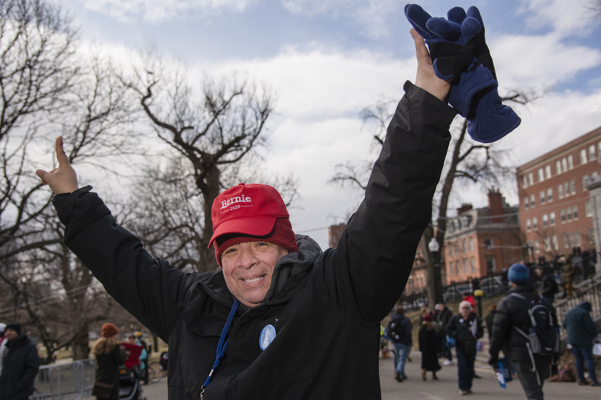 – Jag har övertygat 15 vänner att rösta på Bernie. För mig handlar det mycket om att jag vill försvara sjuka människors rättigheter. Jag vill liksom Bernie se ett system med fri allmän sjukvård. Jag har Parkinsons sjukdom och hjälper till att organisera andra drabbade som hamnat i ekonomiska problem på grund av sin sjukdom, sade sade Allen Perez på Bernie Sanders kampanjmöte i Boston i lördags. 