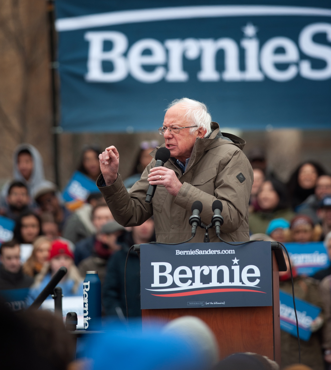 Bernie Sanders i talarstolen på kampanjmötet i Boston.