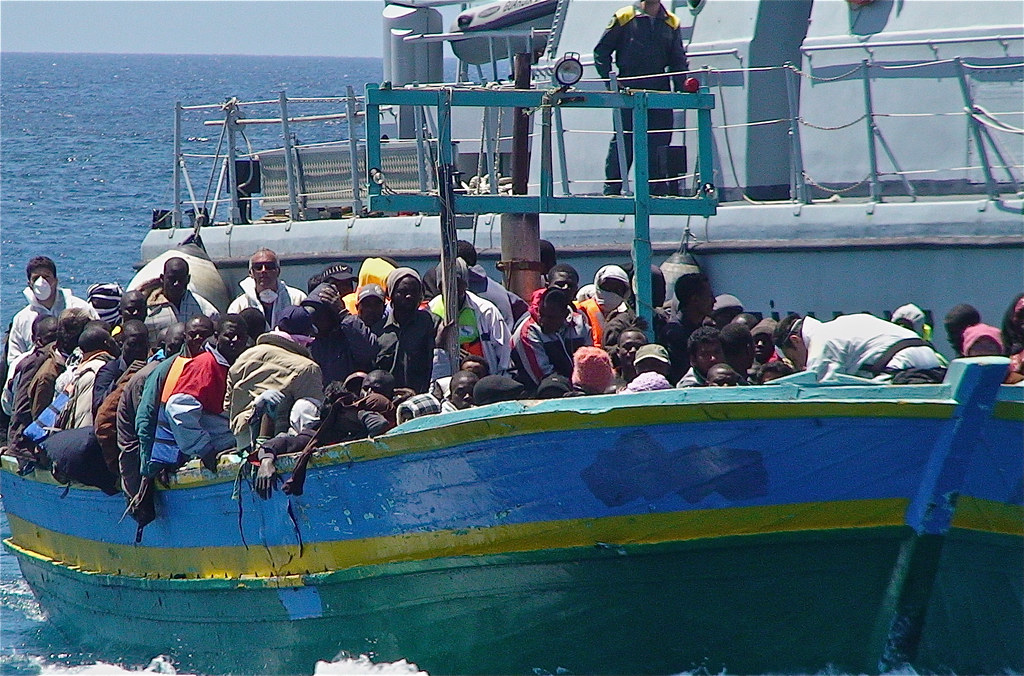 Flyktingar på en överfylld båt vid den italienska ön Lampedusa. EU vill nu skärpa sin migrationspolitik ytterligare så att färre migranter kan ta sig till Europa.