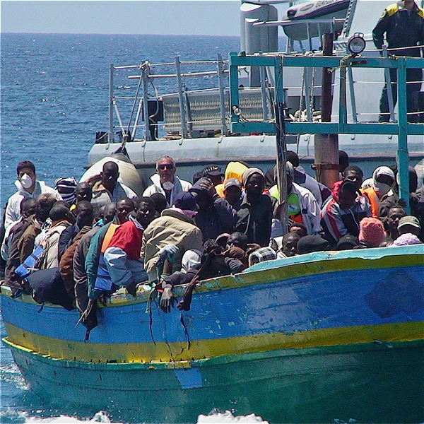 Flyktingar på en överfylld båt vid den italienska ön Lampedusa. EU vill nu skärpa sin migrationspolitik ytterligare så att färre migranter kan ta sig till Europa.
