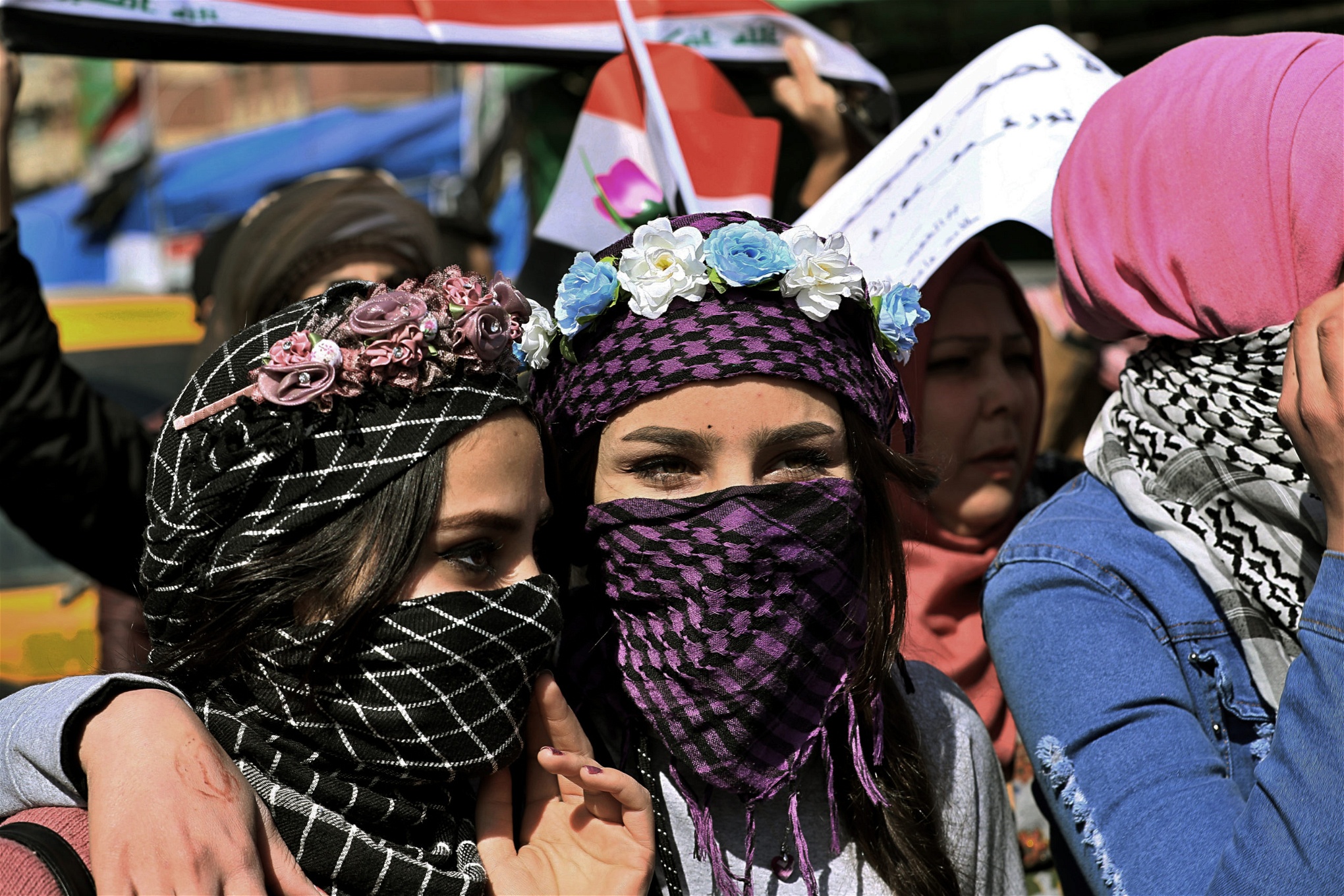 Hundratals kvinnor protesterade den 13 februari på Tahrir-torget i Bagdad mot att en inflytelserik skriftlärd krävt att proteströrelsen inte blandar kvinnor och män. 