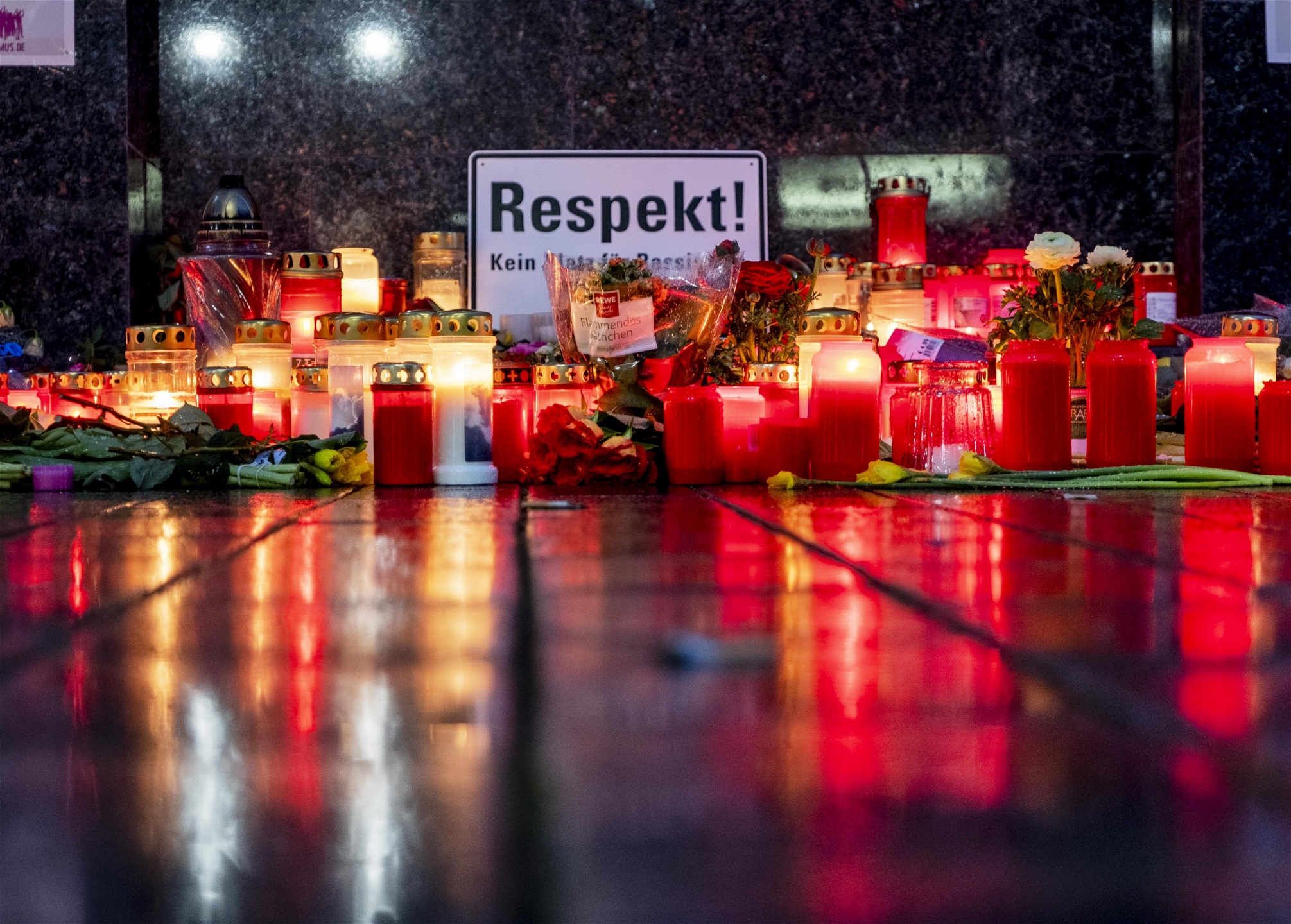 Bland ljusen efter skjut­ningarna i Hanau: ”Respect no space for rasism”.