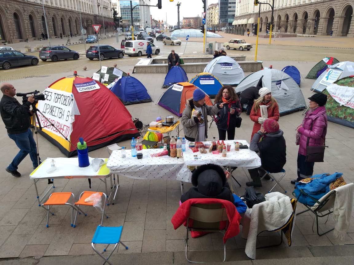 Tältprotesterna framför parlamentet inleddes söndagen den 1 mars. Foto: Privat