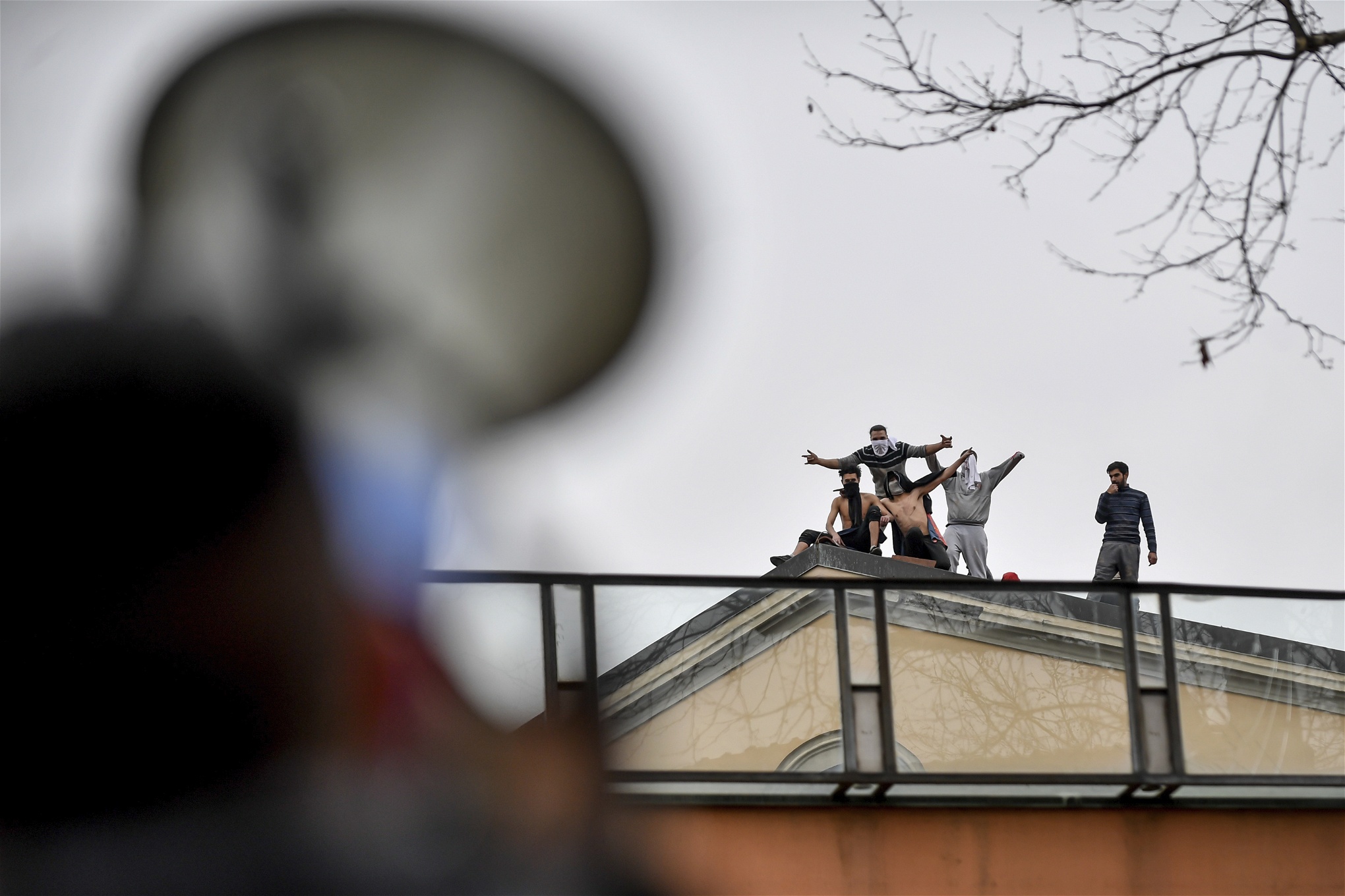 Fångar demonstrerar på taket till San Vittore-fängelset i Modena måndagen den 9 mars. Foto: Claudio Furlan/TT