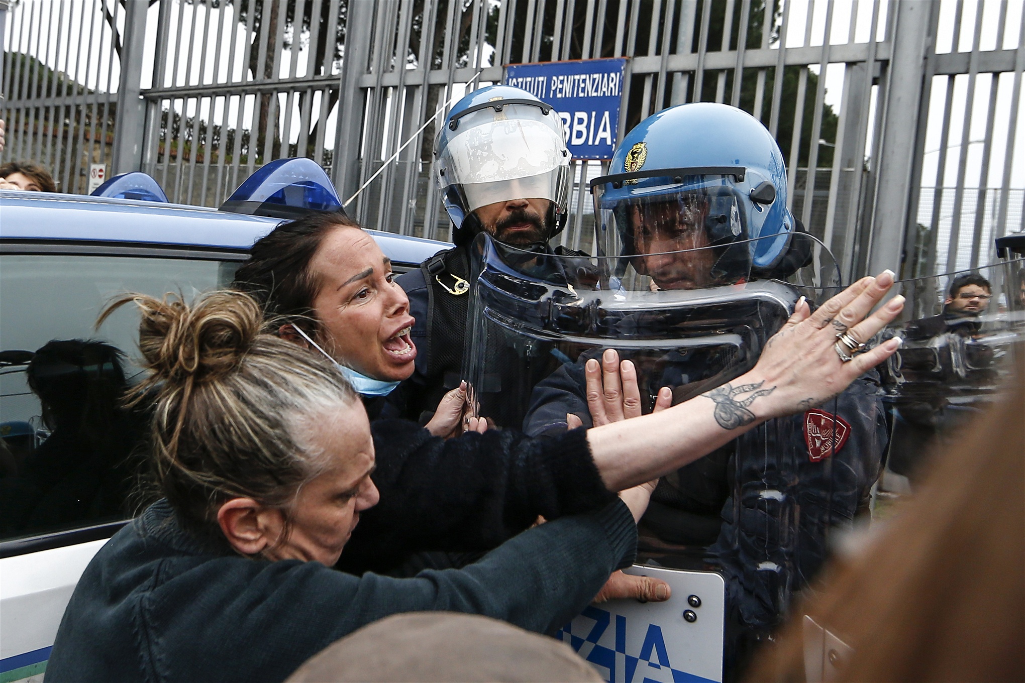 Anhöriga demonstrerar utanför fängelset Rebibbia i Rom. Foto: Cecilia Fabiano/TT