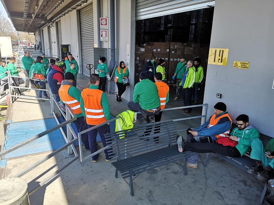 Arbetare på ett lager i Bologna strejkade i torsdags i protest mot att inte tillräckliga säkerhetsåtgärder vidtagits. Foto: SI Cobas