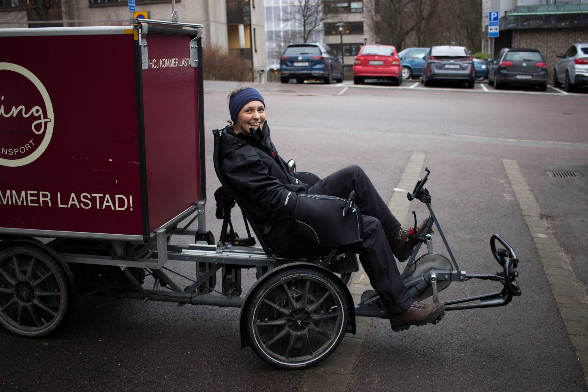 Foto: Katja PaloAnnika Hagberg har jobbat deltid på åkeriet i närmare ett år. Det är hennes första fasta anställning. Lastcykeln är specialdesignad, elassisterad och kan transportera 150 kilo gods i skåpet. De har även större lastcyklar och vanliga elcyklar. 