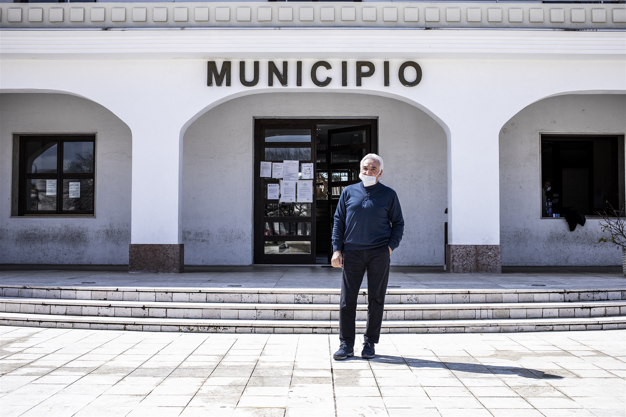 Foto: Valerio NicolosiAndrea Tripodi, borgmästare i San Ferdinando, framför stadshuset.