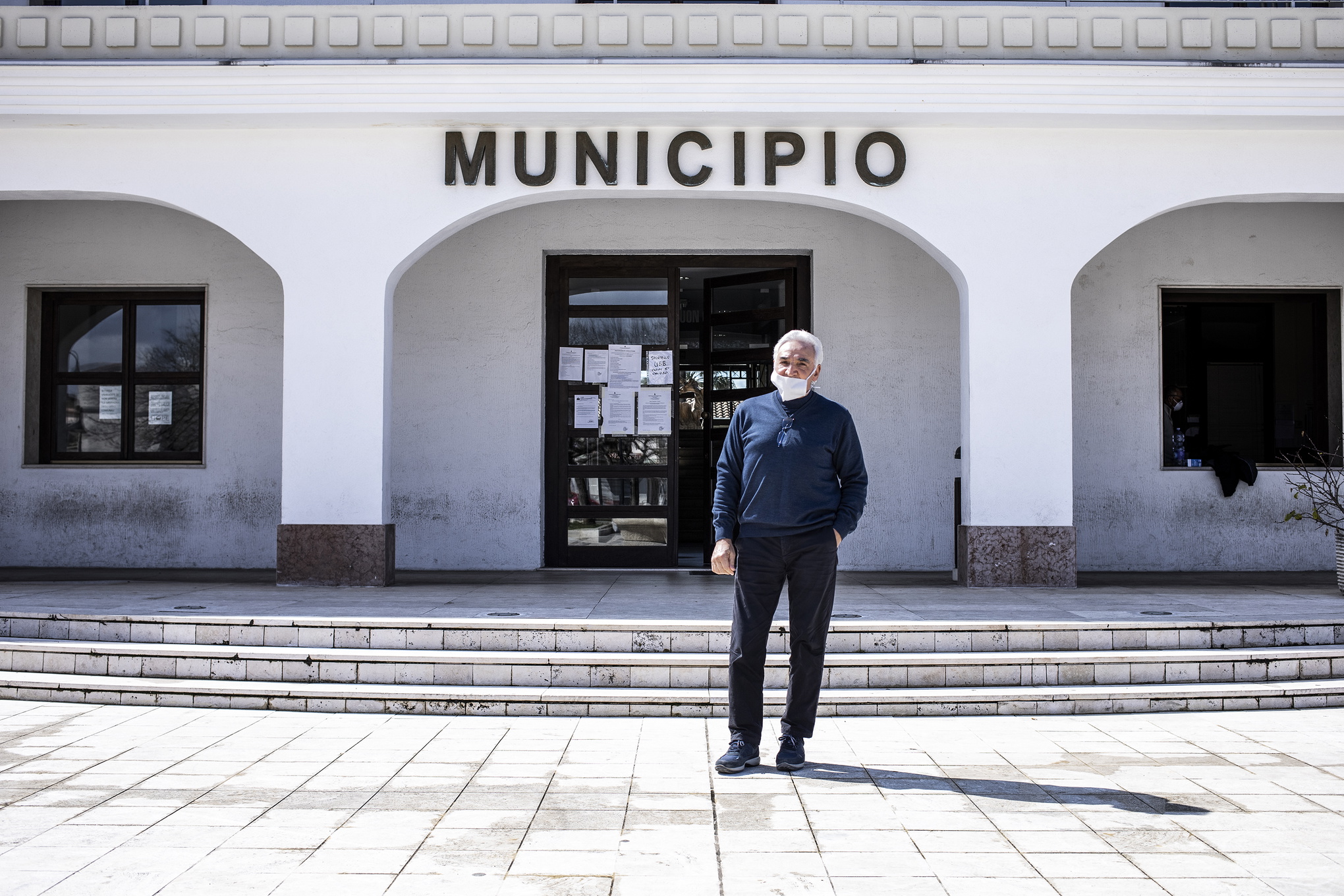 Foto: Valerio NicolosiAndrea Tripodi, borgmästare i San Ferdinando, framför stadshuset.