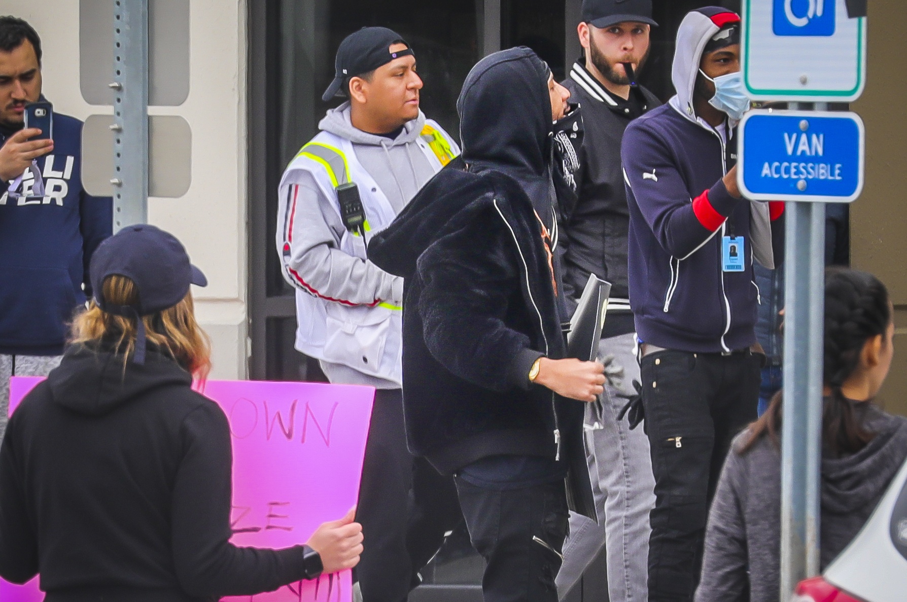 Christian Smalls (i mitten) under protesten den 30 mars utanför lagerbyggnaden på Staten Island. Foto: Bebeto Matthews/TT