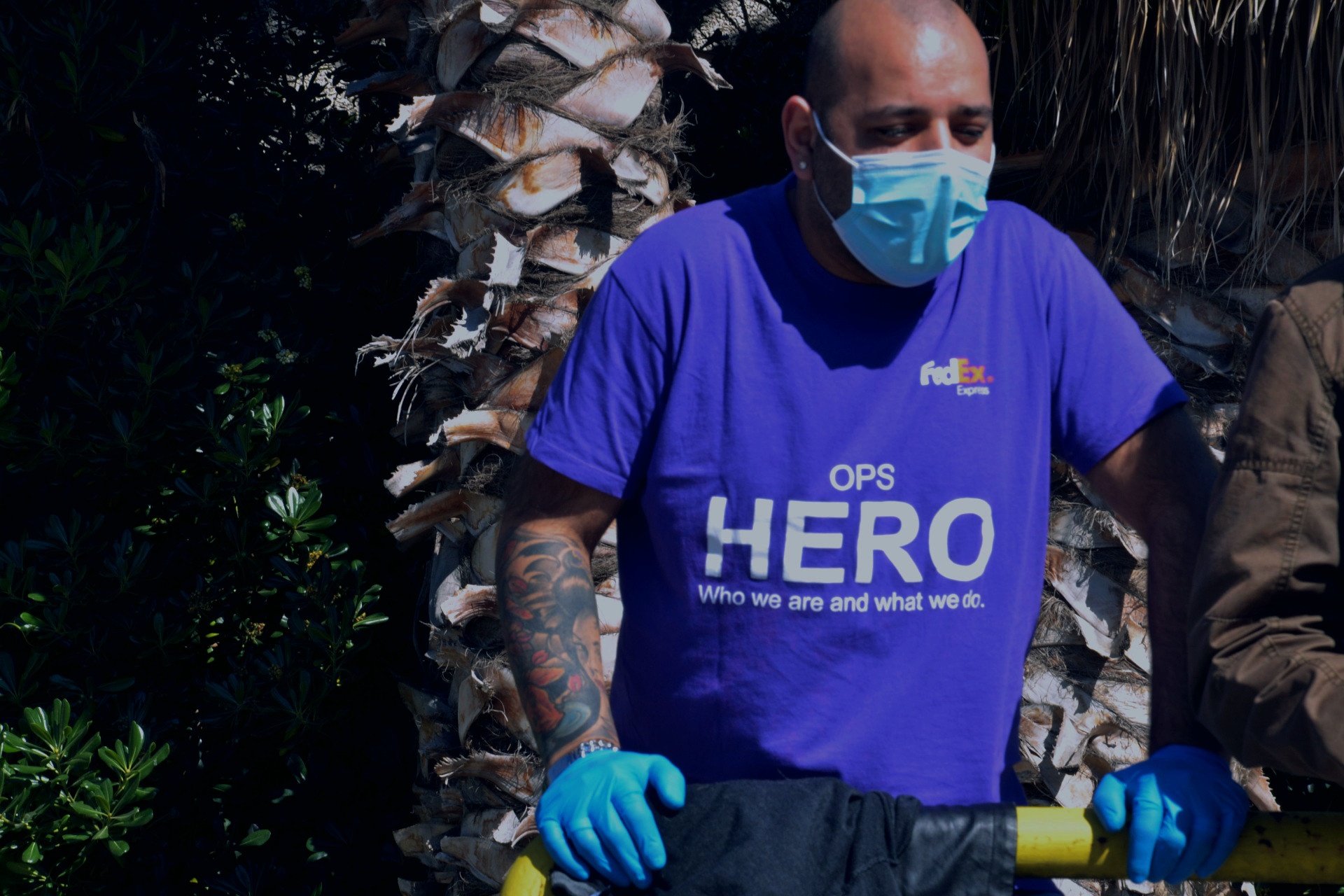 Foto: Alessandra MinconeEn arbetare bär en t-shirt med skriften "hjälte". 