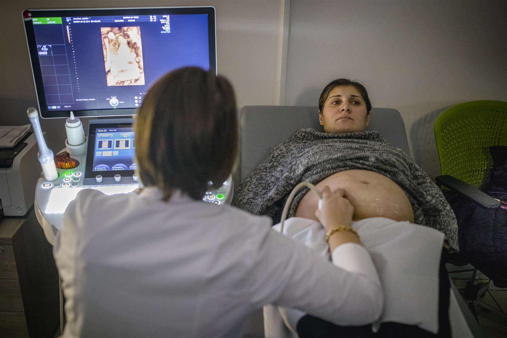 Foto: Jonas GratzerEn ultraljudsundersökning på sjukhuset i Tblisi. Barnet som växer i Anjelika Danelianis mage är inte hennes eget, vare sig genetiskt eller juridiskt. Ett spanskt par betalar henne via en surrogatförmedling för att bära och sköta hennes barn.