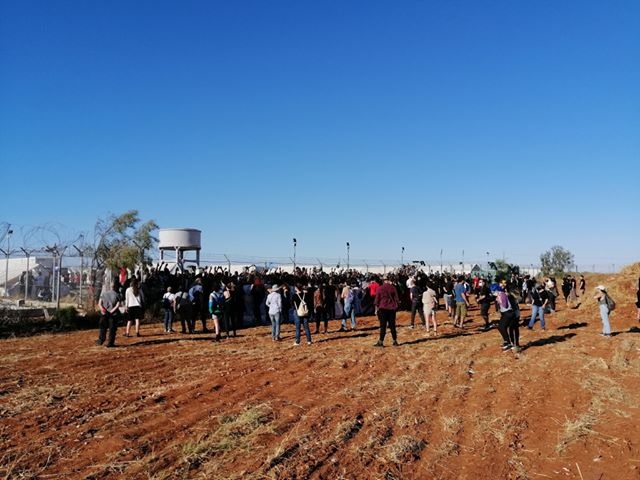 Foto: PrivatHundratals migranter samlades vid ingången till lägret på onsdagsmorgonen.