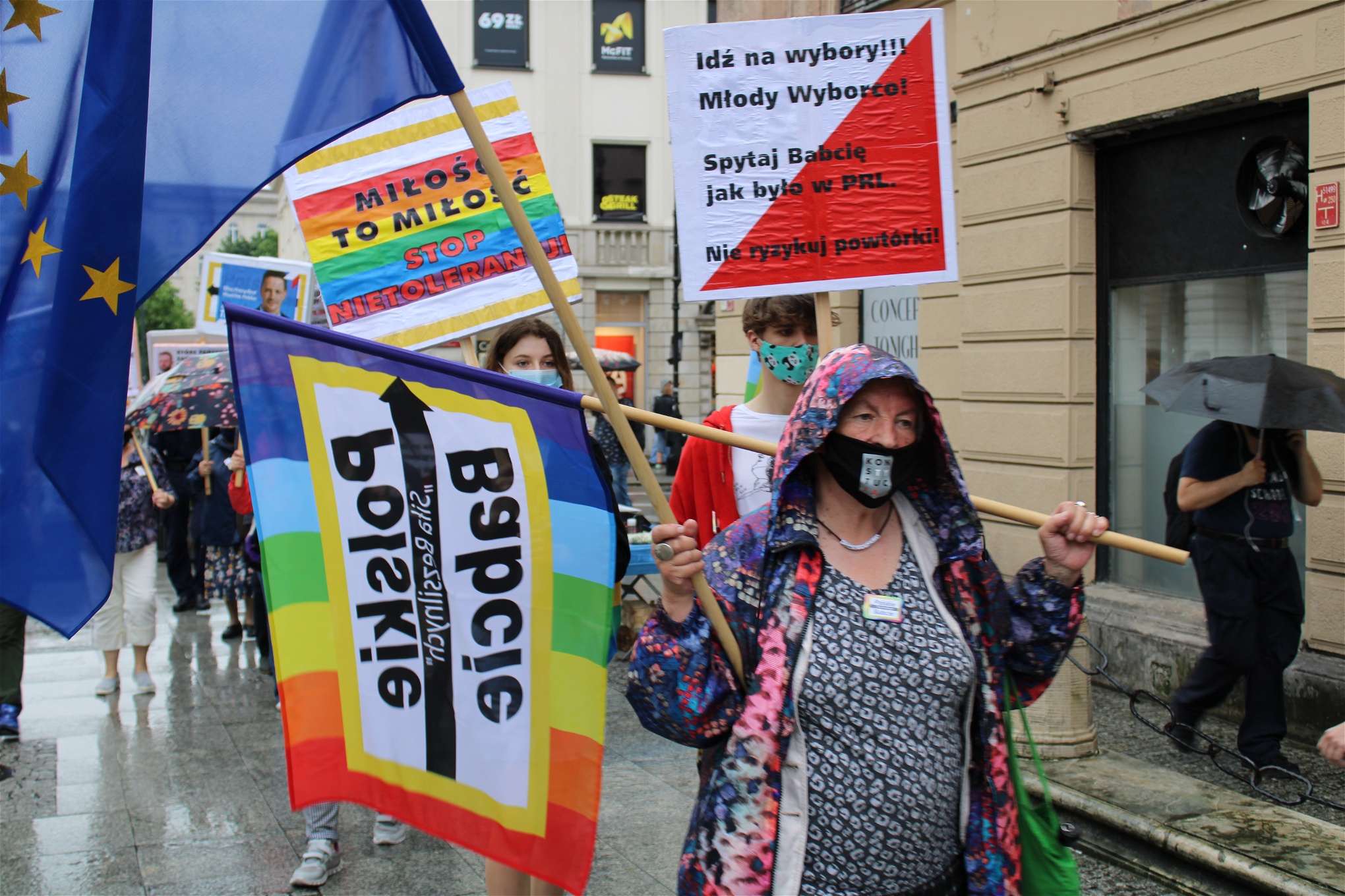 Foto: Bengt SigvardssonPresidentvalet visade att Polen är starkt polariserat. På bilden demonstrerar personer för tolerans och mot homofobi i Warszawa strax innan presidentvalet.  