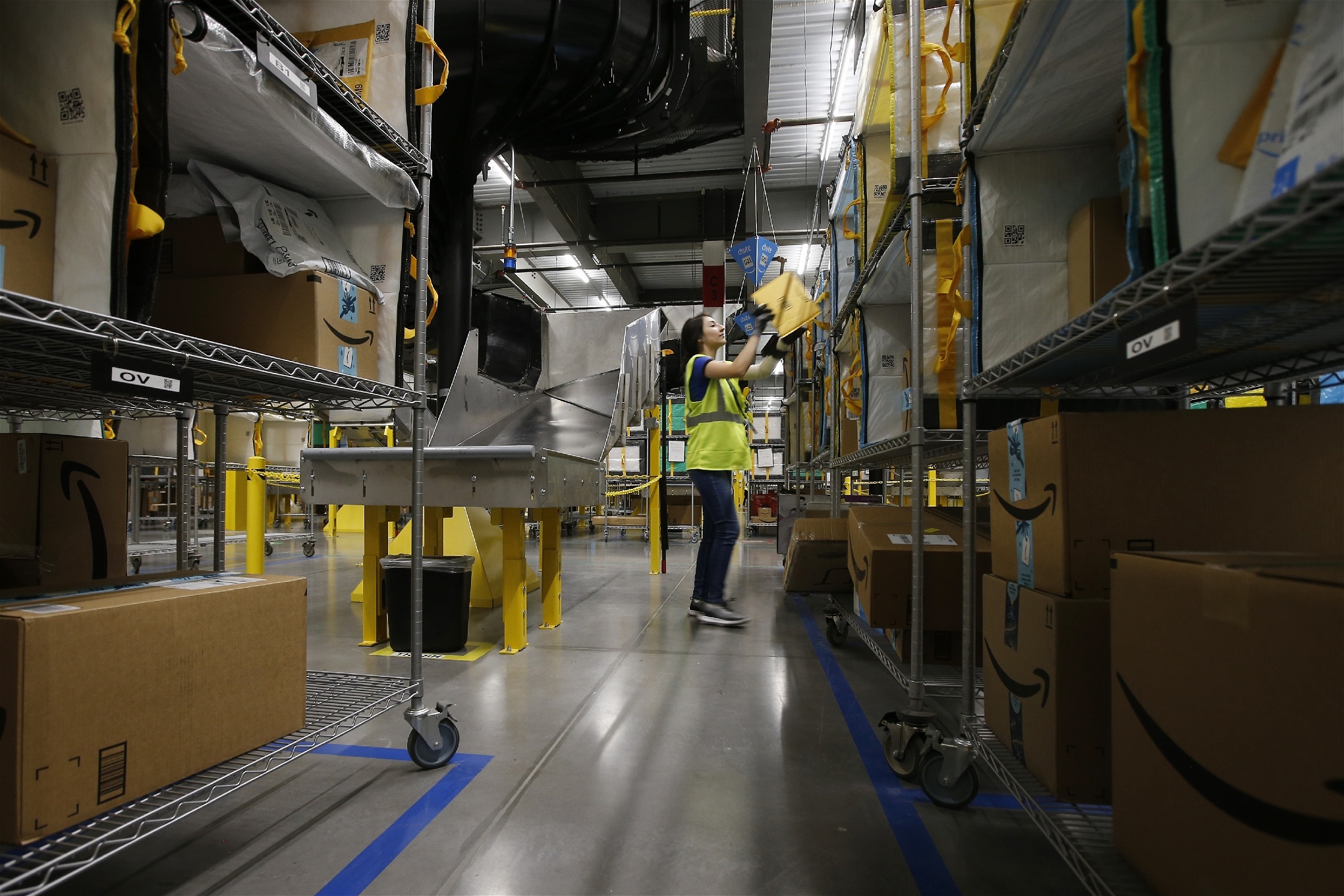Foto: Ross D. Franklin/TTPå Amazons lager har automatiseringen lett till att arbetet blivit mer rutinartat.