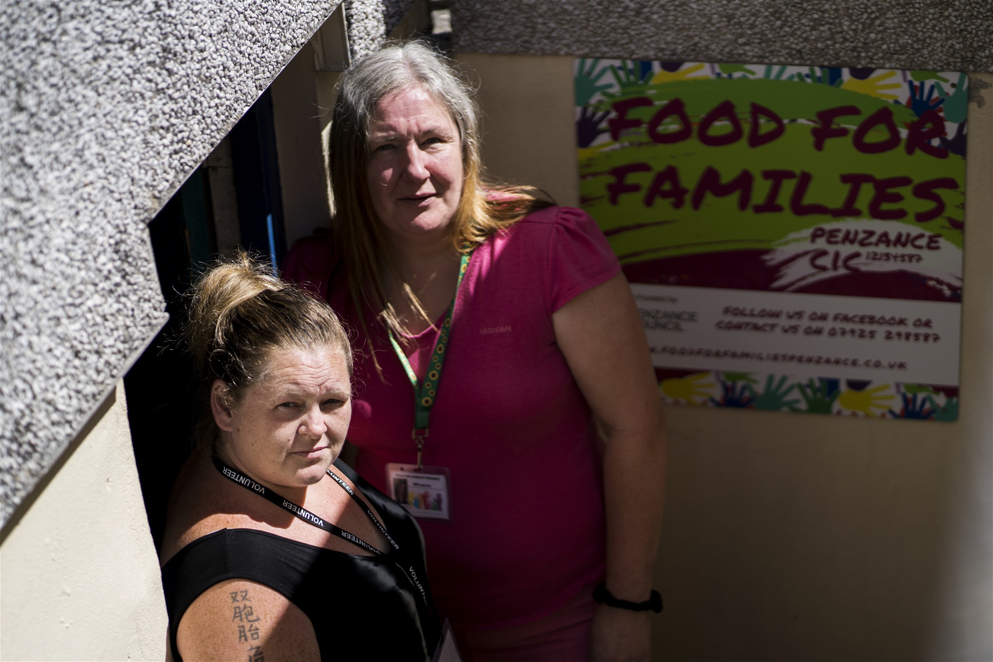 Foto: Maria Lundin OsvaldsMo Williams (t.h) och Julia Tucker (t.v) utanför organisationen Food For Families källarlokal.