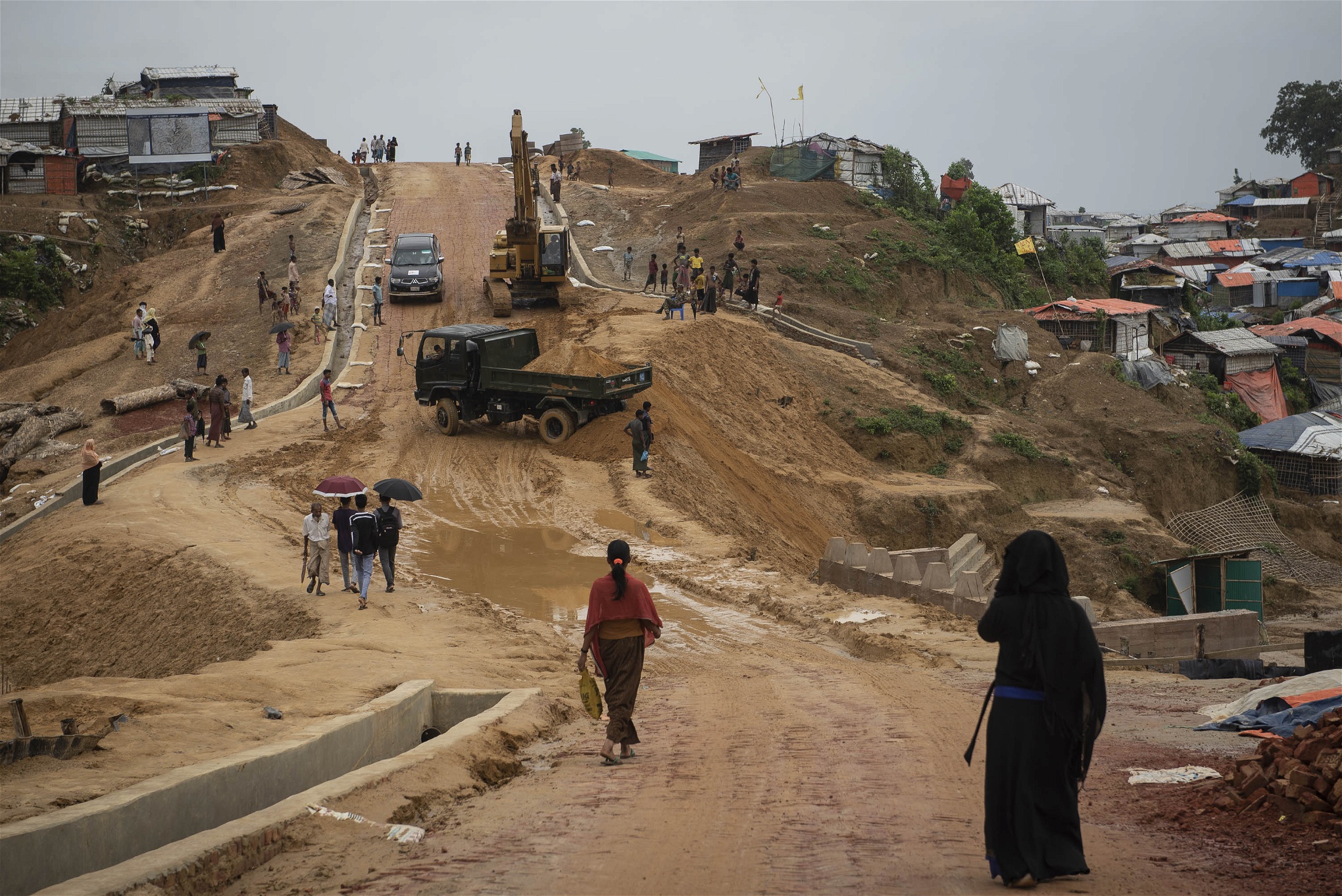 Nya mer permanenta vägar byggs upp mitt i flyktinglägret för att de inte ska förstöras under monsunregnen. Foto: Troy Enekvist