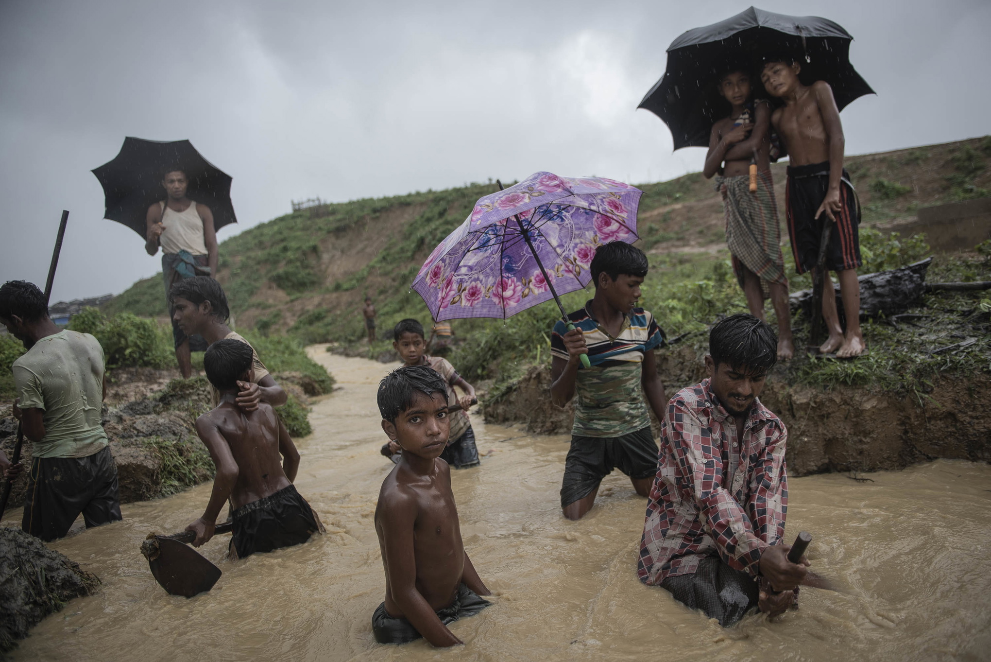 Balukhali flyktingläger, Cox´s Bazar, Bangladesh. På botten av ån finns det rötter från gamla träd. De gräver de upp för att sälja som bland annat bränsle.