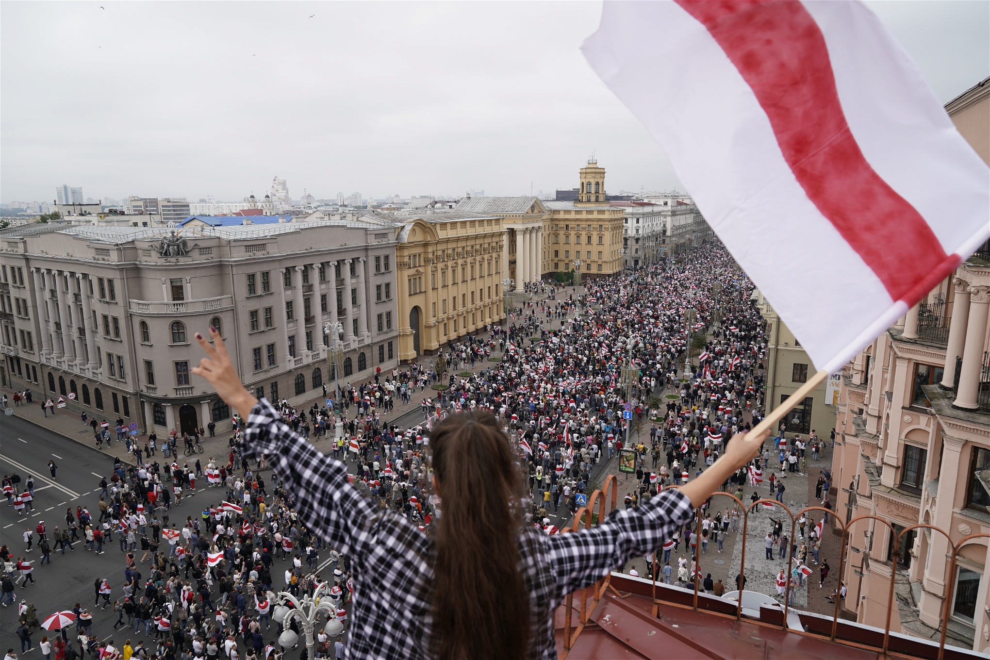 Den 23 augusti deltog över 100 000 personer i en demonstration i protest mot valet. Foto: Evgeniy Maloletka/AP/TT