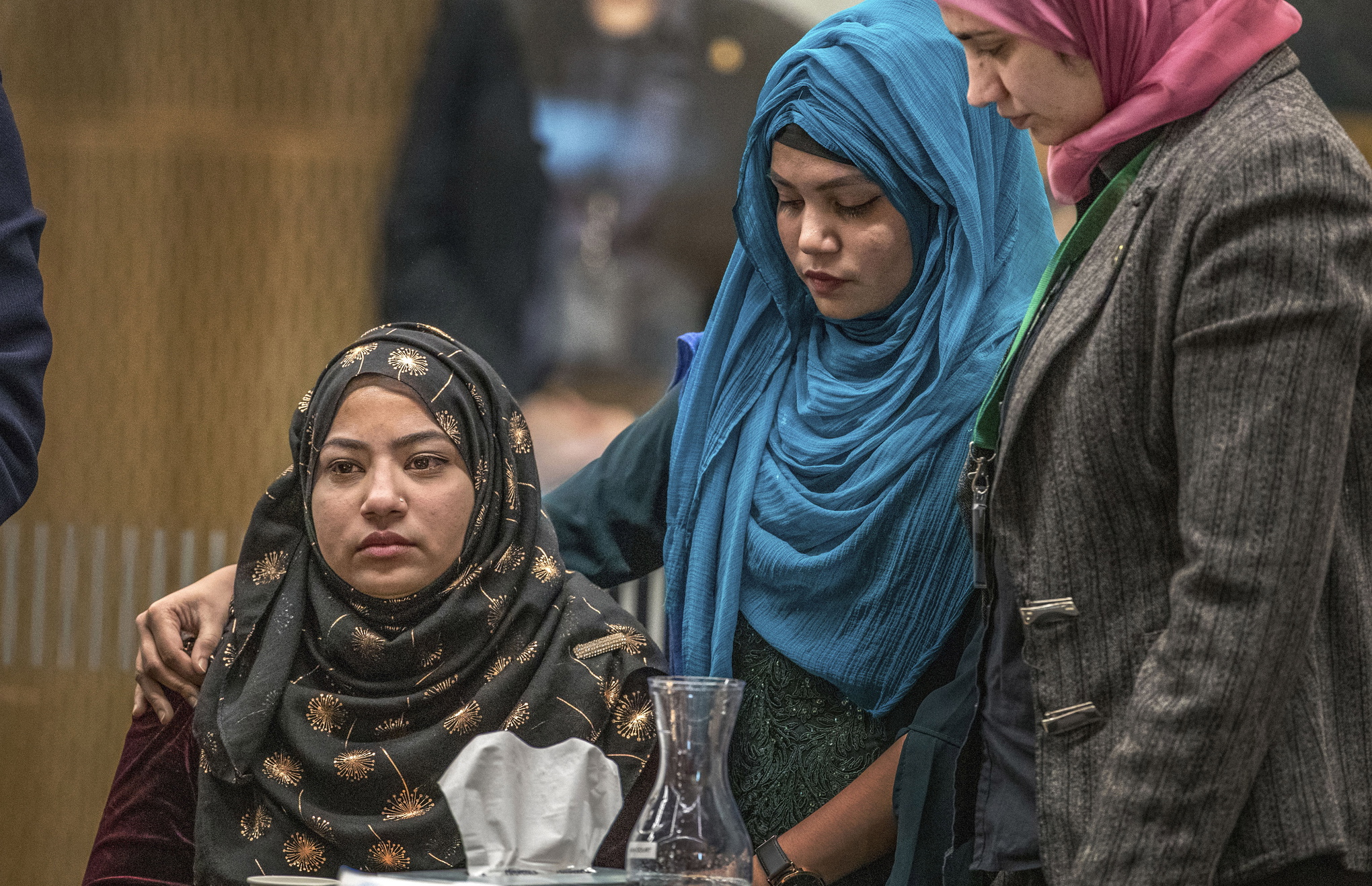 Sazada Akhter, som skadades allvarligt i attacken, tröstas efter sitt vittnesmål. Foto: John Kirk-Anderson/AP/TT