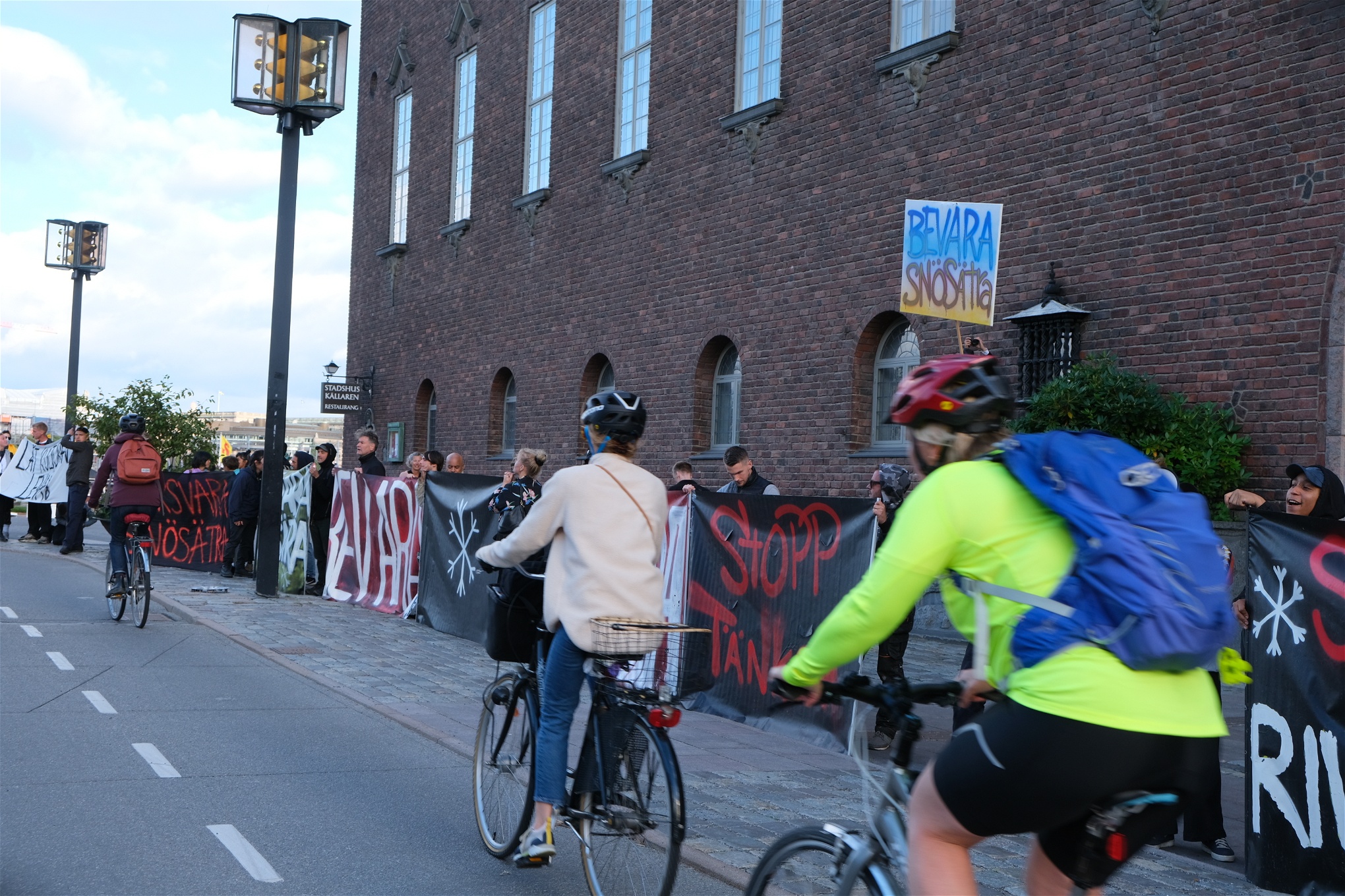 Måndagens protester utanför Stockholms stadshus. Foto: Vendela Engström